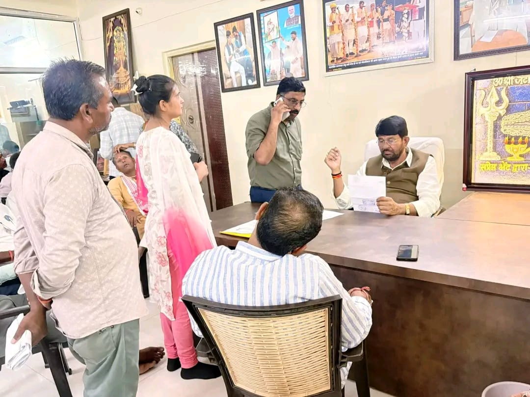 जटाशंकर कार्यालय में मंत्री लखन पटेल ने सुनीं जनसमस्याएं, अधिकारियों को त्वरित समाधान के निर्देश जटाशंकर कार्यालय में मंत्री लखन पटेल ने सुनीं जनसमस्याएं, अधिकारियों को त्वरित समाधान के निर्देश