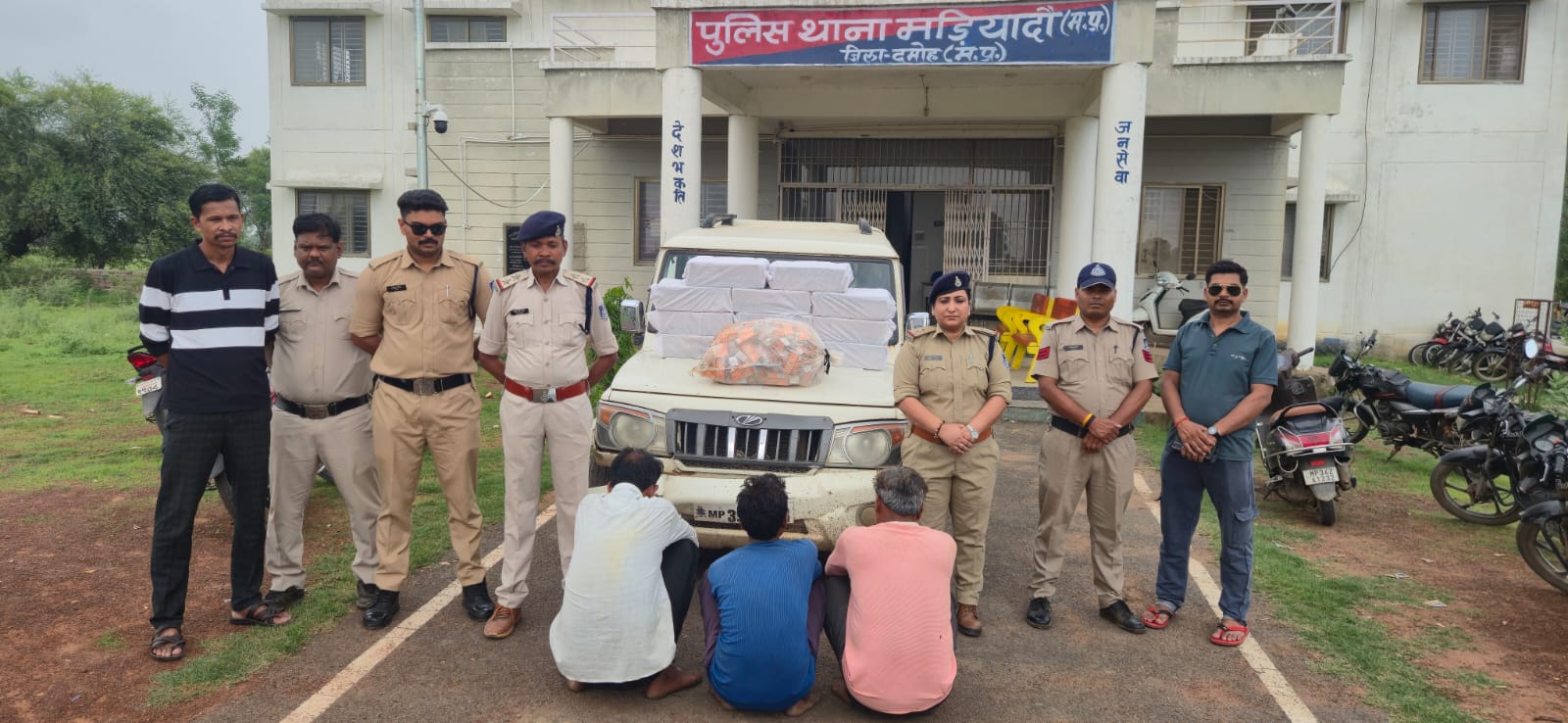 थाना मड़ियादो, जिला दमोह मड़ियादो पुलिस की बड़ी कार्रवाईबोलेरो वाहन से 162 लीटर अवैध देशी मसाला शराब जब्त, तीन आरोपी 