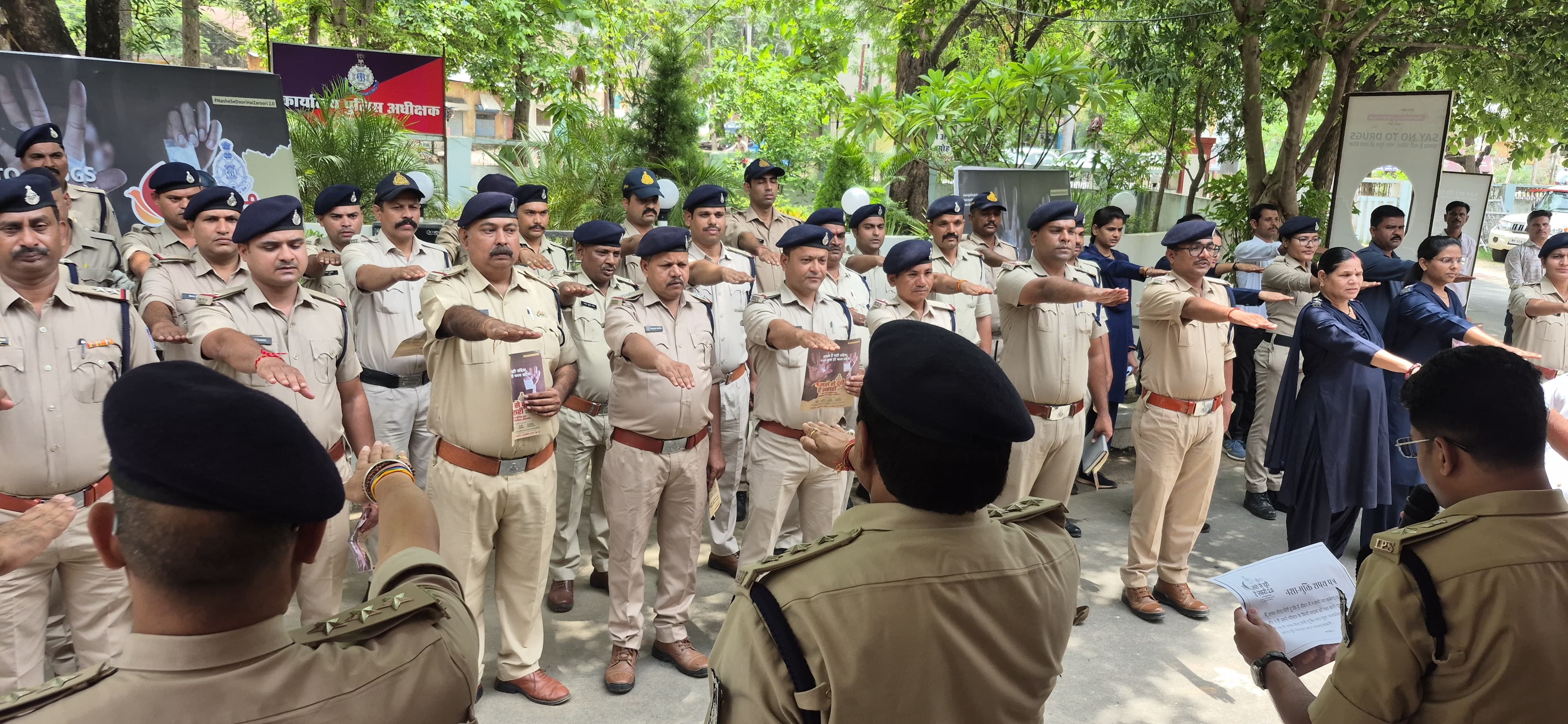  "नशे से दूरी है जरूरी 2.0" अभियान की शुरुआत, पुलिस ने ली शपथ दमोह। मध्य प्रदेश पुलिस द्वारा संचालित नशे से दूरी है जरूरी 2.0 जागरूकता अभियान 15 से 30 जुलाई तक जिले भर में चलाया"नशे से दूरी है जरूरी 2.0" अभियान की शुरुआत, पुलिस ने ली शपथ