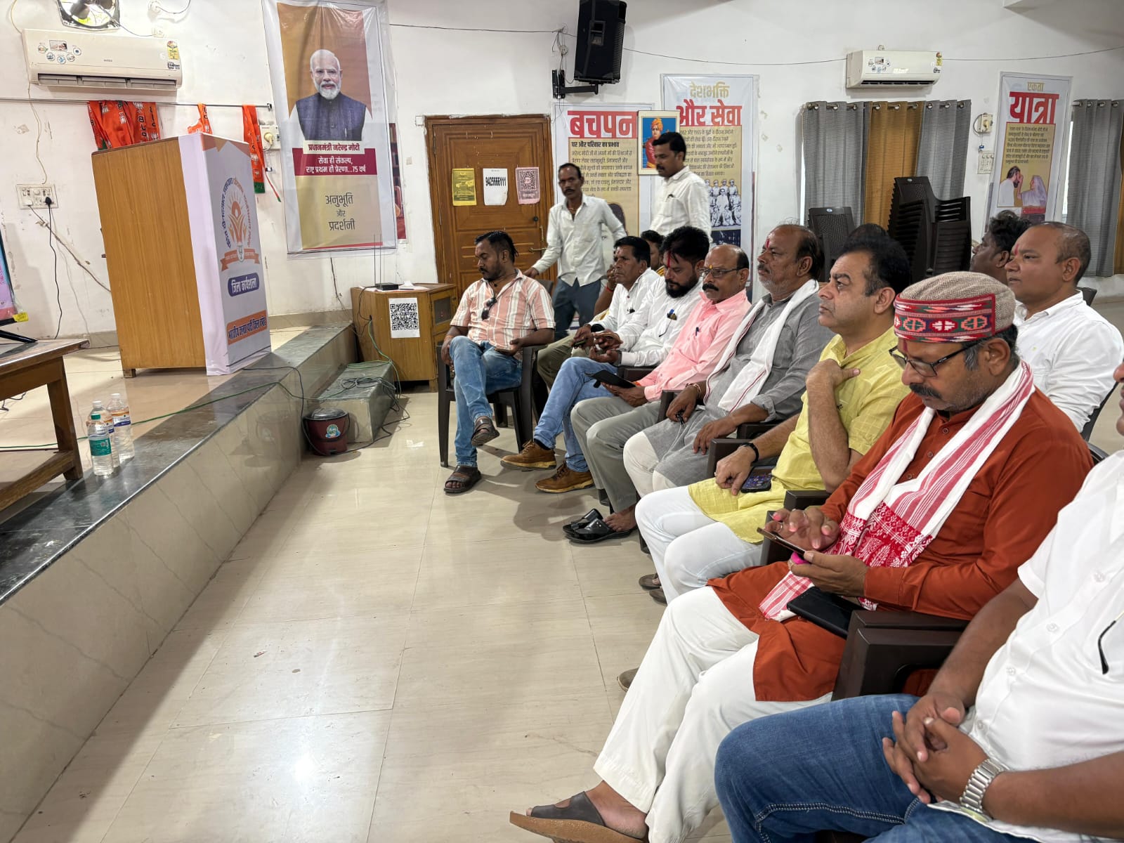 पीएम मोदी का संदेश: बीमा योजनाओं का लाभ हर जन तक पहुंचे &ndash; श्याम शिवहरे  जिलाध्यक्ष श्याम शिवहरे के नेतृत्व में भाजपा कार्यकर्ताओं ने संपूर्ण जिले में श्रवण किया मन की बात कार्यक्रम  दमोह - प्रधानमंत्री नरेंद्र मोदी के रेडियो कार्यक्रम "मन की बात" को भारतीय जनता पार्टी जिलाध्यक्ष श्याम शिवहरे के नेतृत्व में ज़िले के सभी बूथ केंद्रों पर श्रवण किया गया। जिसमें सभी बूथ केंद्रों पर भारतीय जनसंघ के संस्थापक एवं प्रखर राष्ट्रवादी डॉ श्यामा प्रसाद मुखर्जी जी की 125 वीं जन्म जयंती वर्ष पर उनके छायाचित्र पर माल्यार्पण कर उन्हें पुष्पांजलि अर्पित की गई। भाजपा जिलाध्यक्ष श्याम शिवहरे ने जिला भाजपा कार्यालय में मन की बात कार्यक्रम कार्यकर्ताओं के साथ श्रवण किया। जिलाध्यक्ष श्याम शिवहरे ने कहा कि आज 'मन की बात' कार्यक्रम में प्रधानमंत्री नरेंद्र मोदी ने देश के करोड़ों परिवारों को सामाजिक सुरक्षा प्रदान करने वाली प्रधानमंत्री सुरक्षा बीमा योजना एवं प्रधानमंत्री जीवन ज्योति बीमा योजना की महत्ता पर प्रकाश डालते हुए अधिक से अधिक लोगों से इन योजनाओं का लाभ लेने का आह्वान किया। साथ ही आगामी गणेशोत्सव के अवसर पर वोकल फॉर लोकल तथा पर्यावरण संरक्षण का संदेश देते हुए देशवासियों से स्थानीय कुम्हारों द्वारा निर्मित मिट्टी की गणेश प्रतिमाओं को अपनाने तथा पीओपी की मूर्तियों से परहेज करने का आग्रह किया। प्रधानमंत्री का मन की बात रेडियो कार्यक्रम समाज के सकारात्मक प्रयासों को राष्ट्रीय पहचान देने, जनभागीदारी को सशक्त बनाने और देशवासियों को राष्ट्रनिर्माण के लिए निरंतर प्रेरित करने का प्रभावी माध्यम बन गया है। जिला कार्यालय में आयोजित कार्यक्रम में किसान मोर्चा प्रदेश महामंत्री गोपाल पटेल, जिला उपाध्यक्ष राघवेंद्र सिंह , जिला मंत्री भरत , जिला कार्यालय मंत्री देवकीनंदन पटेल, सह कार्यालय मंत्री दिलीप चौरसिया, रामलाल उपाध्याय, वेद दुबे, रिंकू गोस्वामी, संदीप शर्मा, संजय गौतम, हरि रजक, राजुल , पियूष नामदेव, सहित कार्यकर्ता उपस्थित रहे।  सादर प्रकाशनार्थ समस्त ब्यूरो चीफ दमोह   प्रेषक  प्रिंस जैन  जिला मीडिया प्रभारी भाजपा दमोह