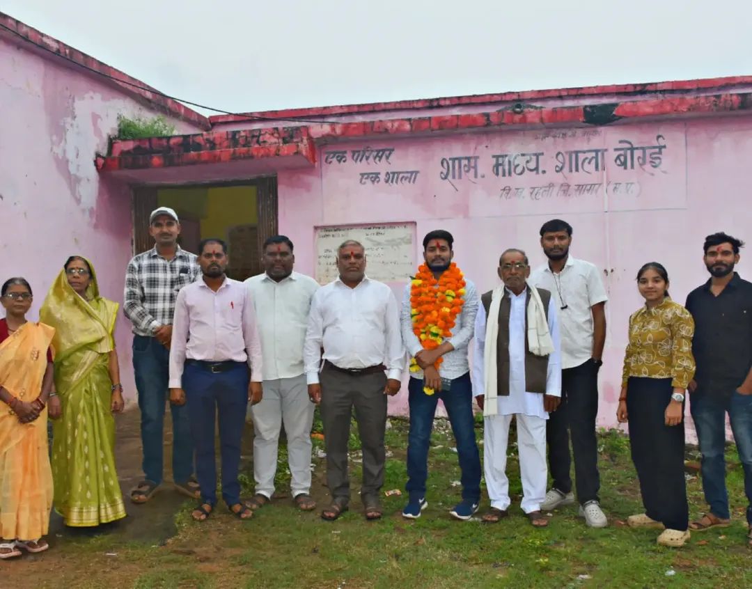 एक दीर्घ इंतजार के बाद शिक्षक पद प्राप्त करने वाले एक युवा शिक्षक ने अपने पहले ही दिन शिक्षा और संस्कारों के प्रति समर्पण का संदेश 