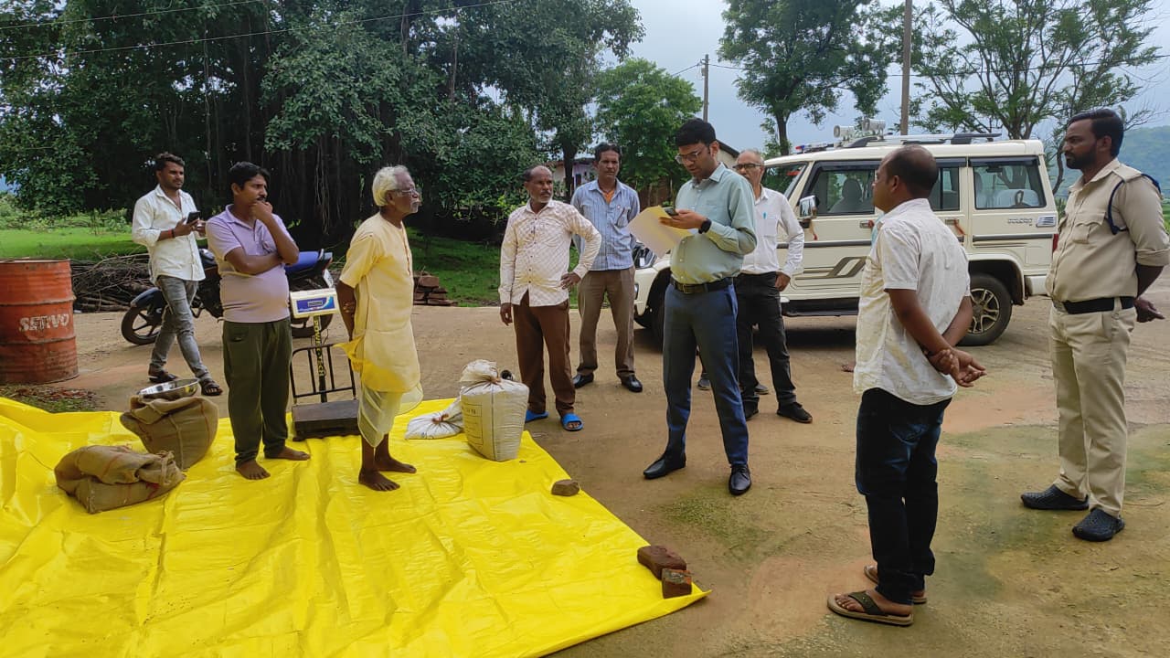 राशन दुकानों पर कलेक्टर प्रताप नारायण यादव की बड़ी कार्रवाई, 25 दुकानों में मिली गंभीर अनियमितताएं