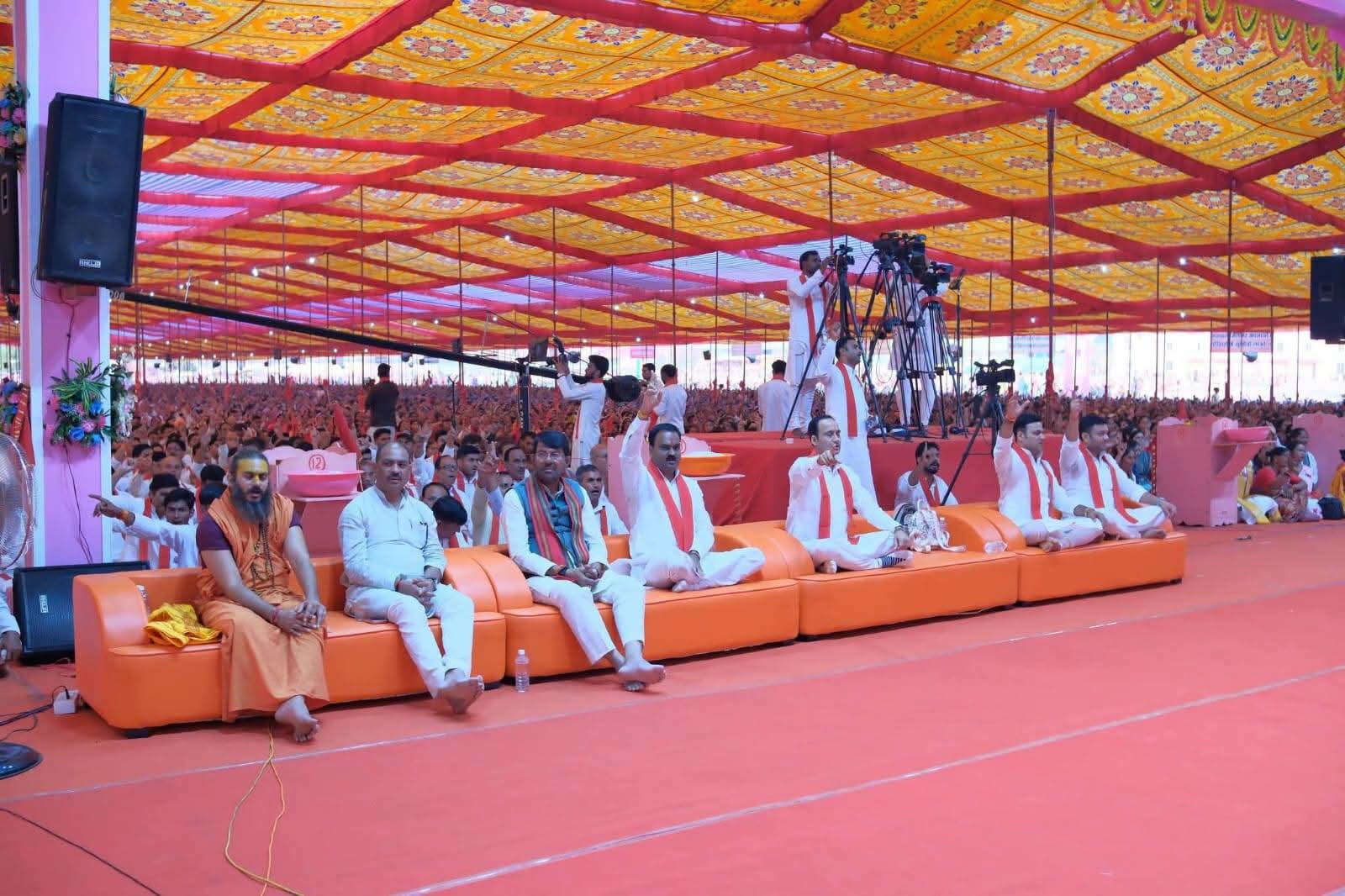 नशामुक्त समाज के संकल्प के बीच सिद्धाश्रम धाम पहुंचे मंत्री लखन पटेल, 134वें शक्ति चेतना जनजागरण शिविर में लिया सहभागिता का अवसर  ब्यौहारी। नशामुक्त समाज के निर्माण और जन-जन में सकारात्मक जीवनशैली का संदेश देने के उद्देश्य से पंचज्योति शक्तितीर्थ सिद्धाश्रम धाम, ब्यौहारी में आयोजित 134वें शक्ति चेतना जनजागरण त्रिशक्ति साधना शिविर में मध्यप्रदेश शासन के मंत्री लखन पटेल पहुंचे। परम पूज्य सद्गुरुदेव शक्ति पुत्र जी महाराज के सानिध्य में आयोजित इस शिविर में नशामुक्ति, सामाजिक जागरूकता और संस्कारवान समाज के निर्माण का संदेश प्रमुखता से सामने आया।  नशे के खिलाफ जनजागरण का संदेश  शिविर के माध्यम से लोगों को नशे की बुरी आदतों से दूर रहने और स्वस्थ जीवनशैली अपनाने के लिए प्रेरित किया गया। नशा केवल व्यक्ति के स्वास्थ्य को प्रभावित नहीं करता, बल्कि परिवार की खुशहाली, आर्थिक स्थिति और सामाजिक वातावरण पर भी प्रतिकूल असर डालता है। ऐसे में नशामुक्ति को जनआंदोलन का स्वरूप देने और समाज के प्रत्येक वर्ग तक जागरूकता पहुंचाने की आवश्यकता पर जोर दिया गया।  नशामुक्त समाज ही सशक्त राष्ट्र की नींव  कार्यक्रम का प्रमुख संदेश रहा कि स्वस्थ, संस्कारवान और सशक्त समाज के निर्माण के लिए नशे से दूरी बेहद जरूरी है। युवाओं को नशे से बचाना, उन्हें सकारात्मक दिशा में आगे बढ़ने के लिए प्रेरित करना और परिवारों को नशे के दुष्परिणामों के प्रति जागरूक करना समय की महत्वपूर्ण जरूरत है।  विकसित भारत के संकल्प को साकार करने के लिए समाज के प्रत्येक व्यक्ति की भागीदारी आवश्यक है। जब व्यक्ति अपने जीवन में अच्छे संस्कार, सकारात्मक सोच और सामाजिक जिम्मेदारी को अपनाता है, तभी परिवार और समाज मजबूत बनते हैं।  घर-घर तक पहुंचे नशामुक्ति की आवाज  134वें शक्ति चेतना जनजागरण त्रिशक्ति साधना शिविर के माध्यम से नशामुक्त जीवनशैली अपनाने और समाज में जागरूकता फैलाने का संदेश दिया गया। इस संदेश को केवल धार्मिक एवं सामाजिक आयोजनों तक सीमित न रखते हुए घर-घर और जन-जन तक पहुंचाने की आवश्यकता है, ताकि अधिक से अधिक लोग नशे से दूर रहने का संकल्प लें और स्वस्थ, समृद्ध एवं संस्कारवान समाज के निर्माण में अपनी भूमिका निभाएं।
