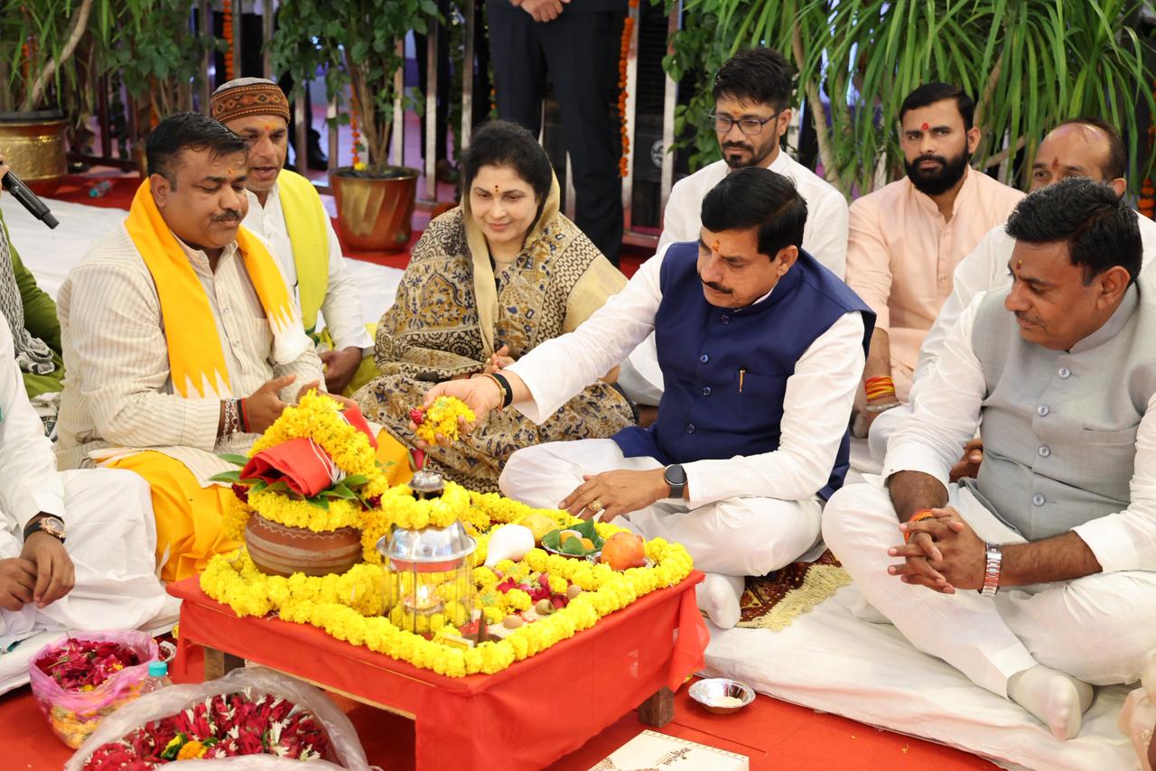 *सीएम डॉ. यादव ने किया इंडस्ट्रियल पार्क का भूमि-पूजन, बोले- गरीब-अन्नदाता-युवा-नारी का होगा कल्याण*  - *डॉ. श्यामा प्रसाद मुखर्जी की 125वीं जयंती के मौके पर भोपाल को मिली बड़ी सौगात* - *राजधानी के सतगढ़ी में स्थापित होगा डॉ. श्यामा प्रसाद मुखर्जी स्मार्ट इंडस्ट्रियल पार्क* - *प्रधानमंत्री नरेंद्र मोदी के नेतृत्व में अलग पहचान बना रहा भारत*  भोपाल। मध्यप्रदेश के मुख्यमंत्री डॉ. मोहन यादव ने 6 जुलाई को राजधानी भोपाल के सतगढ़ी में डॉ. श्यामा प्रसाद मुखर्जी स्मार्ट इंडस्ट्रियल पार्क का भूमि-पूजन किया। इस मौके पर उन्होंने कहा कि मध्यप्रदेश इकलौता राज्य है, जिससे डॉ. श्यामा प्रसाद मुखर्जी, पंडित दीनदयाल उपाध्याय और पूर्व प्रधानमंत्री अटल बिहारी वाजपेयी का विशेष नाता रहा है। आज डॉ. श्यामा प्रसाद मुखर्जी की 125वीं जयंती के अवसर पर भोपाल को सतगढ़ी स्मार्ट इंडस्ट्रियल पार्क और कन्वेंशन सेंटर की बड़ी सौगात मिली है। आज एक नया इतिहास बन रहा है। यह इंडस्ट्रियल पार्क देश के पहले उद्योग मंत्री डॉ. श्यामा प्रसाद मुखर्जी के नाम से जाना जाएगा। हम जो कहते हैं, करके दिखाते हैं। प्रधानमंत्री नरेंद्र मोदी के नेतृत्व में भारत अपनी अलग पहचान बना रहा है। उन्होंने गरीब, अन्नदाता, युवा और नारी कल्याण पर विशेष जोर दिया। राज्य सरकार प्रदेश के हर वर्ग के कल्याण के लिए कार्य कर रही है।  मुख्यमंत्री डॉ. यादव ने कहा कि प्रदेश में विकसित हो रहे औद्योगिक क्षेत्र हमारे किसानों के लिए भी समृद्धि का द्वार खोलेंगे। युवाओं को रोजगार मिलेगा। गारमेंट इंडस्ट्री से कपास उत्पादक किसानों को लाभ मिलेगा। हमारी सरकार खेत से कारखाने और उद्योग को बाजार से जोड़ने के लिए कार्य कर रही है। भोपाल प्राकृतिक सुंदरता और झील-तालाबों की नगरी है, लेकिन अब यह स्मार्ट इंडस्ट्रियल पार्क भी राजधानी की पहचान बनेगा। अनेक क्षेत्रों में रोजगार के अवसर सृजित होंगे। भोपाल औद्योगिक नगरी के रूप में नई पहचान बनाने की दिशा में आगे बढ़ रहा है। उन्होंने कहा कि यहां से प्रदेश के विकास का नया सूर्योदय हो रहा है। प्रदेश के प्रत्येक अंचल में देश-दुनिया के निवेशक औद्योगिक इकाइयां स्थापित कर रहे हैं। कल ही चंबल के शिवपुरी में ढाई हजार करोड़ लागत से रक्षा क्षेत्र की बड़ी औद्योगिक ईकाई का भूमि-पूजन किया है। इससे पूर्व मुरैना को सोलर सेक्टर की बड़ी सौगात दी है। उन्होंने कहा कि रोजगार आधारित उद्योगों के लिए गुना में 2 हजार करोड़ का सीमेंट प्लांट भी बनाया जा रहा है। शिवपुरी में बनने वाली मिसाइलों की क्षमता 1000 किलोमीटर की होगी, जो पाकिस्तान के किसी भी कोने तक पहुंच सकेगी।  *हजारों युवाओं को मिलेगा रोजगार* मुख्यमंत्री डॉ. यादव ने कहा कि विकसित भारत@2047 के संकल्प की पूर्ति में मध्यप्रदेश भी विकास के मामले में महत्वपूर्ण भूमिका निभा रहा है। भोपाल में पहली बार जीआईएस जैसे बड़ा आयोजन संपन्न हुआ, जिसे प्रधानमंत्री मोदी और केंद्रीय गृह मंत्री अमित शाह का आशीर्वाद मिला। जीआईएस 2025 में आए 30 लाख करोड़ से अधिक निवेश को देखकर विरोधियों ने दांतों तले अंगुलियां दबा लीं। इस आयोजन में देश-दुनिया के बड़े उद्योगपति और औद्योगिक घराने शामिल हुए। राज्य सरकार की प्रतिबद्धता के बलबूते आज 30 लाख करोड़ के निवेश में से 10 लाख करोड़ का निवेश धरातल पर आ चुका है। प्रदेश में पहली बार 30 प्रतिशत निवेश धरातल पर आने का नया कीर्तिमान बना है। किसान कल्याण वर्ष में जनवरी से लेकर अब तक निवेशकों के साथ 86 हजार करोड़ के एमओयू साइन हुए हैं। प्रदेशभर में हजारों लोगों को रोजगार मिलेगा। सतगढ़ी स्मार्ट इंडस्ट्रियल पार्क में ही 15 हजार से अधिक लोगों को रोजगार मिलेगा। रक्षाबंधन से पहले प्रदेश की बहनों को भी हर महीने सौगात मिल रही है। अब तक मुख्यमंत्री लाड़ली बहन योजना में राज्य सरकार 50 हजार करोड़ से अधिक राशि लाड़ली बहनों को दे चुकी है। अब बहनें रोजगार आधारित उद्योगों में काम करेंगी तो उन्हें 5000 रुपए अलग से दिया मिलेगा।  *सभी के लिए कानून एक जैसा होना चाहिए* मुख्यमंत्री डॉ. यादव ने कहा कि डॉ. श्यामा प्रसाद मुखर्जी ने 'एक देश, एक विधान, एक निशान, एक प्रधान' की बात कही थी। उनके इस संकल्प को साकार करने के लिए राज्य में अब समान नागरिक संहिता (यूसीसी) लागू करने की दिशा में आगे बढ़ रहे हैं। समाज के हर वर्ग के लिए कानून एक जैसा होना चाहिए। प्रदेश की जनता ने तय कर लिया है कि डंके की चोट पर हर हालत में यूसीसी मध्यप्रदेश में लागू होगा। इसके लिए कमेटी ने सभी धर्म-समुदाय के सुझाव लिए ताकि किसी के साथ भेदभाव न हो। अब मध्यप्रदेश एक समान कानून लागू करने वाला देश के बड़े राज्यों में शामिल प्रदेश बन जाएगा। प्रधानमंत्री मोदी के मार्गदर्शन से हम इस दिशा में आगे बढ़ रहे हैं। मुख्यमंत्री डॉ. यादव ने कहा कि आज अमेरिका, जापान, ब्रिटेन, कनाडा और दक्षिण कोरिया जैसी बड़ी अर्थव्यवस्था वाले देश हमारे साथ काम कर रहे हैं। इन देशों से 10 हजार करोड़ का विदेशी निवेश भी मध्यप्रदेश को मिला है। प्रदेश में छोटे-मझोले उद्योगों की देनदारी खत्म कर दी गई है। बिजली, पानी और सड़क हर क्षेत्र में उल्लेखनीय प्रगति हो रही है। सतगढ़ी स्मार्ट इंडस्ट्रियल पार्क से राजाभोज विमानतल की दूरी महज 25 किलोमीटर है। रानी कमलापति स्टेशन भी मात्र 15 किलोमीटर की दूरी पर है। भोपाल का वेस्टर्न बायपास भी यहीं से गुजरेगा। उन्होंने कहा कि सतगढ़ी के 25 एकड़ क्षेत्र में 10 हजार क्षमता वाला एक आधुनिक कन्वेंशन सेंटर भी बनेगा। यह प्रदेश का सबसे बड़ा कन्वेंशन सेंटर होगा। मध्यप्रदेश अपने औद्योगिक विकास और पारदर्शी व्यवस्था के साथ तेजी से आगे बढ़ता जाएगा। सतगढ़ी क्षेत्र औद्योगिक विकास की दिशा में एक मंदिर के समान होगा। सागर ग्रुप के सुधीर अग्रवाल सतगढ़ी में 100 करोड़ का निवेश करेंगे।  *नंबर-1 राज्य बनेगा मध्यप्रदेश* राज्यमंत्री कृष्णा गौर ने कहा कि मुख्यमंत्री डॉ. यादव के नेतृत्व में मध्यप्रदेश औद्योगिक प्रदेश बन रहा है। आज हुजूर विधानसभा के सतगढ़ी में स्मार्ट इंडस्ट्रियल पार्क का भूमि-पूजन एक नई सौगात है, जिसकी सालों से प्रतीक्षा थी। मुख्यमंत्री डॉ. यादव ने पहली बार राजधानी भोपाल में ग्लोबल इन्वेस्टर्स समिट (जीआईएस 2025) आयोजित की, जिसमें कई बड़े औद्योगिक घरानों ने प्रदेश में निवेश प्रस्ताव दिए। अब निवेश प्रस्ताव धरातल पर नजर आने लगे हैं। मध्यप्रदेश अब कृषि के साथ-साथ औद्योगिक विकास की यात्रा में अग्रणी राज्य बन चुका है। प्रदेश के धार में पहले पीएम मित्र पार्क का भूमि-पूजन प्रधानमंत्री मोदी ने किया। अब सतगढ़ी स्मार्ट इंडस्ट्रियल पार्क का लोकार्पण भी प्रधानमंत्री मोदी करेंगे। मुख्यमंत्री डॉ. यादव ने विकास और जन कल्याण के क्षेत्र में संतुलन के साथ कार्य किया है। मध्यप्रदेश संतुलित विकास के साथ आदर्श और नंबर-1 राज्य बनेगा। विधायक रामेश्वर शर्मा ने कहा कि डॉ. श्यामा प्रसाद मुखर्जी भारत के पहले उद्योग मंत्री थे। उनके नाम पर बन रहा सतगढ़ी स्मार्ट इंडस्ट्रियल पार्क और कन्वेंशन सेंटर भोपाल की नई पहचान बनेगा। तालाब और झीलों की नगरी भोपाल अब औद्योगिक विकास का केंद्र बन रही है। सतगढ़ी इंडस्ट्रियल पार्क से युवाओं के लिए अनेक क्षेत्रों में रोजगार के अवसर सृजित होंगे। इस पार्क से सीधे तौर पर 5 हजार से अधिक बहनों को गारमेंट सेक्टर में काम मिलेगा।  *रणनीतिक दृष्टि से अत्यंत महत्वपूर्ण है पार्क* मध्य प्रदेश में औद्योगिक नीति एवं निवेश संवर्धन विभाग (IPIP) तथा सूक्ष्म, लघु एवं मध्यम उद्यम विभाग (MSME) के प्रमुख सचिव राघवेंद्र कुमार सिंह ने कहा कि आज का भूमिपूजन केवल एक औद्योगिक परियोजना का शुभारंभ नहीं, बल्कि भोपाल और मध्यप्रदेश के औद्योगिक भविष्य की नई आधारशिला रखने का अवसर है। सतगढ़ी स्थित यह स्मार्ट इंडस्ट्रियल टाउनशिप लगभग 70 हेक्टेयर क्षेत्र में विकसित की जा रही है। पार्क का स्थान रणनीतिक दृष्टि से अत्यंत महत्वपूर्ण है। यह राष्ट्रीय एवं राज्य राजमार्ग से लगभग 1.4 किमी की दूरी पर स्थित है तथा रानी कमलापति रेलवे स्टेशन, राजा भोज अंतरराष्ट्रीय हवाई अड्डे और प्रमुख शहरी क्षेत्रों से उत्कृष्ट संपर्क रखता है। इससे भोपाल पारंपरिक उद्योगों के साथ-साथ नई अर्थव्यवस्था के उद्योगों का भी केंद्र बनेगा।