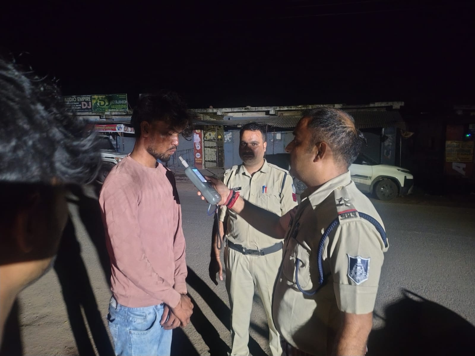 शराब पीकर वाहन चलाने वालों पर पुलिस की सख्त कार्रवाई, तीन बाइक चालक पकड़े गए  दमोह। जिले में सड़क सुरक्षा और दुर्घटनाओं पर अंकुश लगाने के उद्देश्य से पुलिस द्वारा लगातार 
