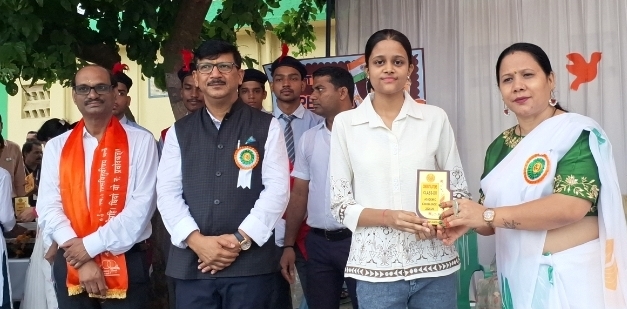 डी.ए.वी. विद्यालय नरसिंहगढ़ में हर्षोल्लास से मनाया गया 80वां स्वतंत्रता दिवस, मेधावी विद्यार्थियों का हुआ सम्मान डी.ए.वी. विद्यालय नरसिंहगढ़ में हर्षोल्लास से मनाया गया 80वां स्वतंत्रता दिवस, मेधावी विद्यार्थियों का हुआ सम्मान