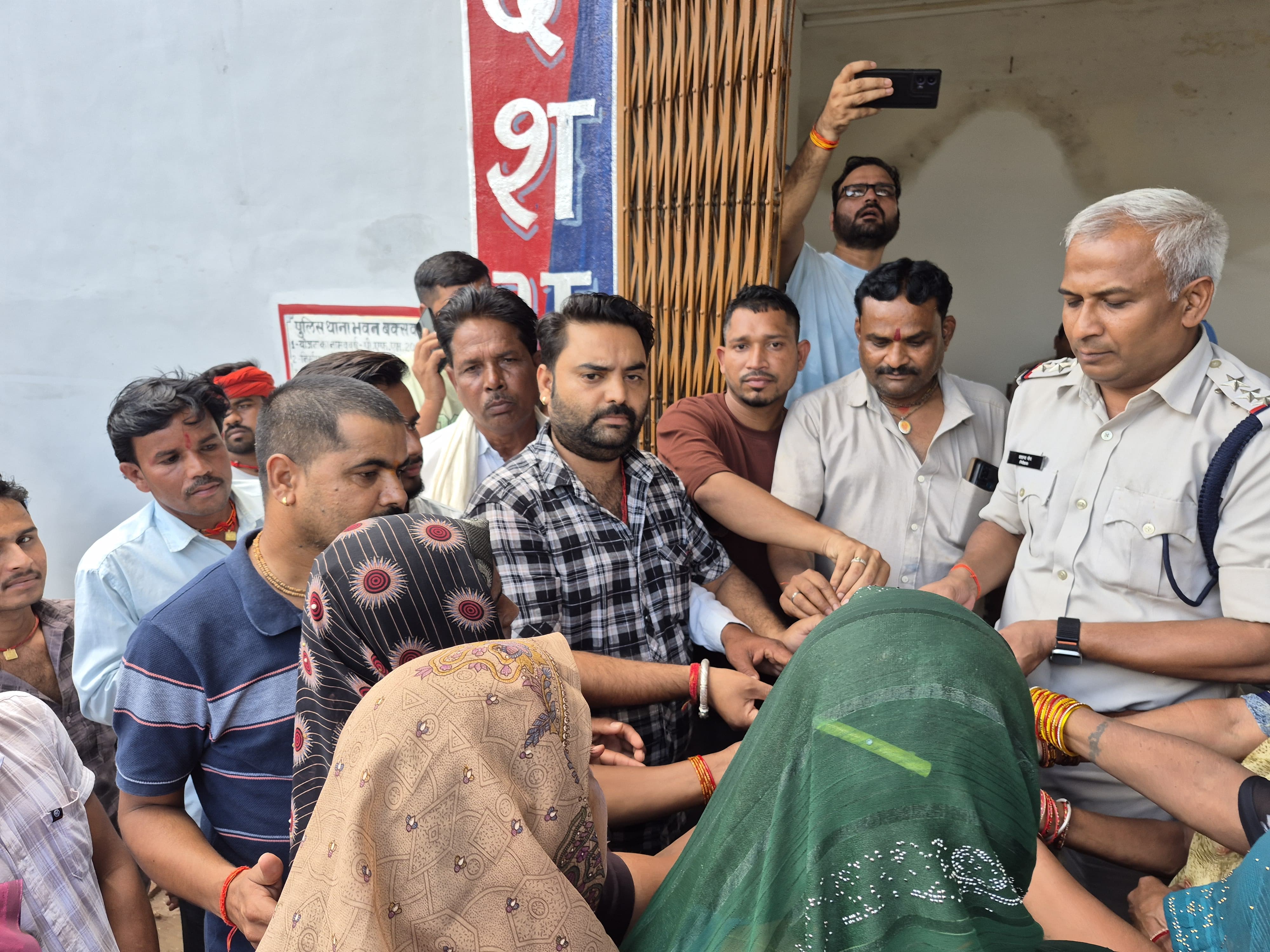 अवैध शराब के खिलाफ गांव-गांव फूट रहा गुस्सा, पौड़ी के ग्रामीणों ने सौंपा ज्ञापन