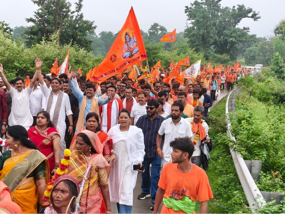 कांवड़ यात्रा में मंत्री-सांसद कांवड़ियों के साथ झूमे, हजारों श्रद्धालु हुए शामिल