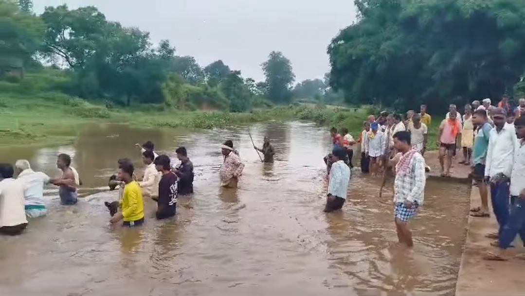 सिंग्रामपुर में अंतिम संस्कार के लिए भी नदी पार करने की मजबूरी, पुल की कमी से परिजनों को घंटों करना पड़ा इंतजार  दमोह। जिले के सिंग्रामपुर क्षेत्र से जनहित से जुड़ा एक मामला सामने आया है, जहां एक व्यक्ति की मृत्यु के बाद परिजनों को अंतिम संस्कार के लिए भी नदी पार करने की कठिन परिस्थिति से गुजरना पड़ा। बताया जा रहा है कि मुक्तिधाम तक पहुंचने के लिए पुल की सुविधा नहीं होने के कारण शव को नदी के दूसरी ओर ले जाने में परेशानी हुई।  स्थानीय जानकारी के अनुसार, परिजनों को करीब पांच घंटे तक इंतजार करना पड़ा। इसके बाद नदी पार कर शव को मुक्तिधाम तक ले जाया गया, जहां अंतिम संस्कार की प्रक्रिया पूरी की गई।  बारिश के मौसम में नदी और जलभराव के कारण आवागमन की समस्या और बढ़ जाती है। ऐसे में ग्रामीणों का कहना है कि सामान्य आवागमन के साथ-साथ आपातकालीन परिस्थितियों और अंतिम संस्कार जैसे संवेदनशील अवसरों पर भी लोगों को परेशानी का सामना करना पड़ता है।  यह मामला क्षेत्र में बुनियादी आवागमन सुविधाओं को लेकर सवाल खड़े करता है। स्थानीय लोगों की मांग है कि संबंधित विभाग इस समस्या का स्थायी समाधान तलाशे और मुक्तिधाम तक सुरक्षित पहुंच के लिए आवश्यक पुल या वैकल्पिक मार्ग की व्यवस्था की जाए।  जनहित में सवाल: क्या सिंग्रामपुर क्षेत्र के लोगों को ऐसी परिस्थितियों से स्थायी राहत मिल पाएगी? संबंधित विभाग और प्रशासन की ओर से इस समस्या के समाधान के लिए क्या कदम उठाए जाते हैं, यह देखना महत्वपूर्ण होगा।  नोट: खबर स्थानीय स्तर से प्राप्त जानकारी के आधार पर तैयार की गई है। प्रशासन या संबंधित विभाग का आधिकारिक पक्ष सामने आने पर उसे भी प्रमुखता से प्रकाशित किया जाएगा।