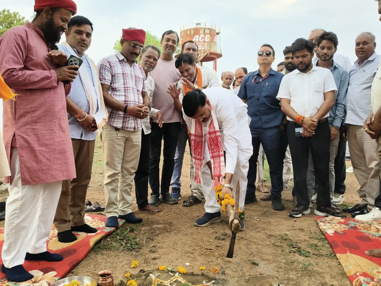 मंत्री ने किया 48.43 लाख रुपए की लागत से निर्माण होने वाले भवन का भूमिपूजन   जबेरा विधानसभा से विधायक एवं मध्यप्रदेश शासन में मंत्री धर्मेन्द्र सिंह ने शासकीय उच्चतर माध्यमिक विद्यालय नोहटा में 48.43 लाख रुपये की लागत से फिजिक्स, कैमिस्ट्री एवं बायोलॉजी लैब के लिए निर्माण होने वाले भवन का भूमिपूजन किया।  मंत्री कहा कि निश्चित ही भवन के निर्माण से छात्र-छात्राओं को शिक्षा के क्षेत्र में सुविधा प्राप्त होगी। इसके अतिरिक्त आने वाले दिनों में 89 लाख रुपये की लागत से अतिरिक्त कक्षों का निर्माण कार्य भी किया जायेगा। इस अवसर पर छात्र-छात्राओं को निशुल्क साइकिल वितरण की गई जिससे दूर-दराज गांवों से पैदल आने वाले विद्यार्थियों को साईकिल प्राप्त होने से सुविधा प्राप्त होगी।  नोहटा थाना प्रभारी के द्वारा सायबर सुरक्षा अभियान चलाया गया जिसमें लोगों को जागरूक किया गया।