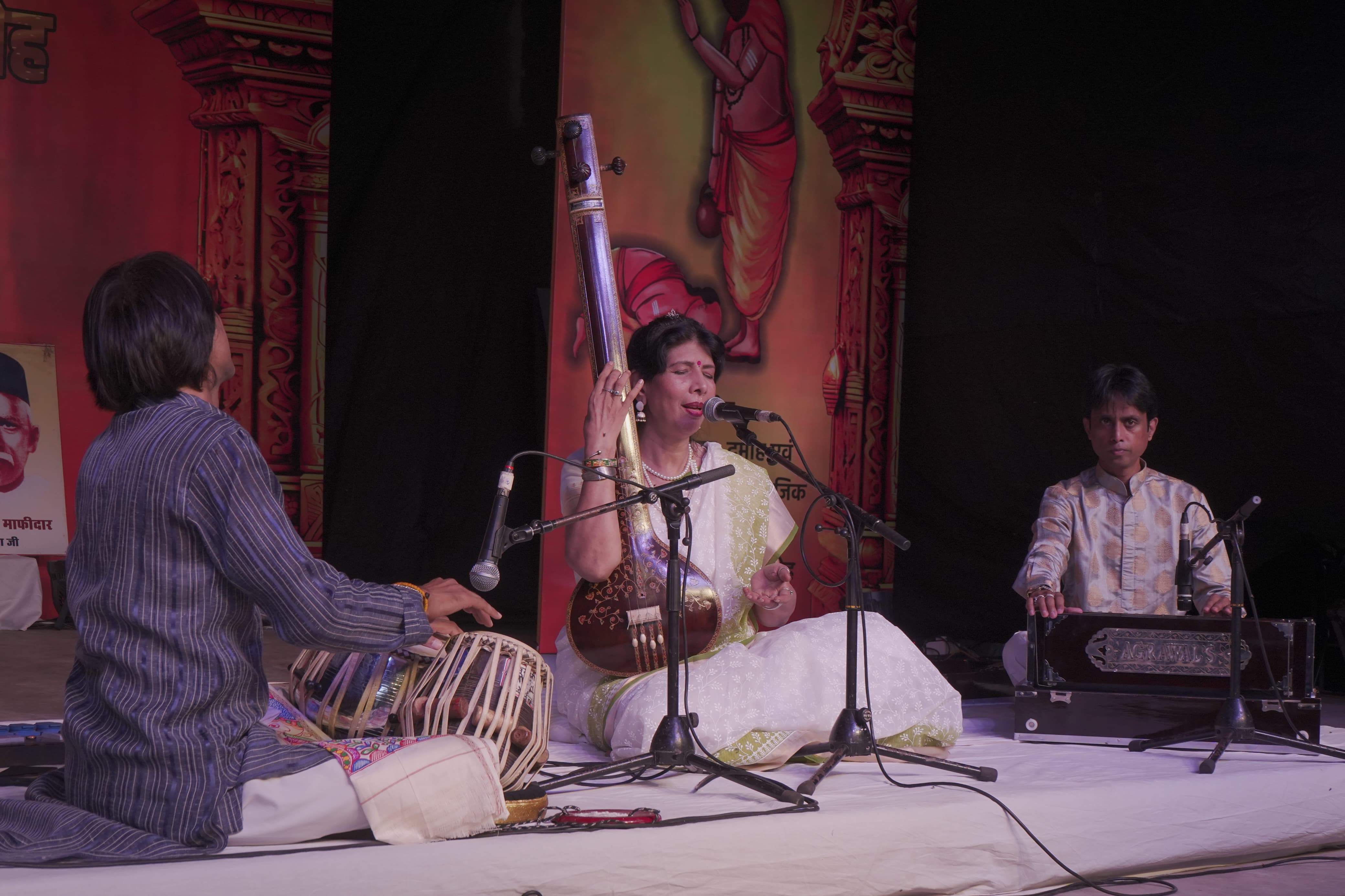 दमोह बकायन में गुरु पूर्णिमा संगीत समारोह का आगाज़, राग मेघ और कथक की मनमोहक प्रस्तुतियों ने बांधा समां दमोह। मध्यप्रदेश शासन के संस्कृति विभाग की उस्ताद अलाउद्दीन खां संगीत एवं कला अकादमी द्वारा जिला प्रशासन दमोह एवं उत्थान साहित्यिक, सामाजिक एवं सांस्कृतिक संस्था, ग्राम बकायन के सहयोग से आयोजित 132वें मृदंगाचार्य पंडित नाना साहेब पानसे स्मृति गुरु पूर्णिमा संगीत समारोह का शुभारंभ बुधवार को ग्राम बकायन में हुआ। समारोह के शुभारंभ से पूर्व आयोजित प्रातःकालीन संगीत सभा में शास्त्रीय संगीत और कथक नृत्य की उत्कृष्ट प्रस्तुतियों ने दर्शकों को मंत्रमुग्ध कर दिया। कार्यक्रम की शुरुआत ग्वालियर की कथक नृत्यांगना सुश्री हृदयांशी केतकर की प्रस्तुति से हुई। उन्होंने भगवान शिव की आराधना स्वरूप शिव रुद्राष्टकम पर भावपूर्ण नृत्य प्रस्तुत किया। इसके बाद जयपुर घराने की पारंपरिक कथक शैली में तीन ताल पर आमद, उठान, तोड़े, परण, कवित्त और तिहाइयों का प्रभावशाली प्रदर्शन किया। अंतिम प्रस्तुति में ठुमरी "रोके डगरिया थाड़ो..." के माध्यम से कथक के भाव पक्ष को जीवंत किया। इसके बाद भोपाल की शास्त्रीय गायिका सुश्री श्रद्धा जैन ने वर्षा ऋतु के अनुरूप राग मेघ में अपनी प्रस्तुति दी। उन्होंने बड़ा खयाल "बदरवा बरसे बिजुरी चमके...", छोटा खयाल और तराना प्रस्तुत किया। अंत में प्रसिद्ध भजन "पायो जी मैंने राम रतन धन पायो..." से अपनी प्रस्तुति का समापन किया। तबले पर श्री मनोज पाटीदार ने संगत की। प्रातःकालीन सभा की अंतिम प्रस्तुति चक्रधर नृत्य केंद्र, भोपाल के कलाकारों ने गुरु सुश्री अल्पना वाजपेयी के निर्देशन में दी। कलाकारों ने कबीरदास रचित "गुरु चरण कमल बलिहारी..." पर गुरु वंदना से शुरुआत की। इसके बाद रायगढ़ घराने की झपताल आधारित शुद्ध कथक, ठुमरी "काहे करत मो से परजोरी...", तकनीकी नृत्य पक्ष तथा अंत में राग मेघ पर आधारित "मेघ श्याम घननम श्याम..." की प्रस्तुति ने दर्शकों की खूब सराहना बटोरी। प्रस्तुति में सितार पर श्री अनिरुद्ध जोशी, तबले पर श्री अभिजीत गढ़ेकर, गायन में श्री मुनि मालवीय तथा पढ़ंत में गुरु सुश्री अल्पना वाजपेयी ने संगत कर कार्यक्रम को और अधिक आकर्षक बनाया। गुरु पूर्णिमा के अवसर पर आयोजित इस संगीत समारोह में शास्त्रीय संगीत, कथक नृत्य और गुरु परंपरा की भावपूर्ण प्रस्तुतियों ने भारतीय सांस्कृतिक विरासत की गरिमा को जीवंत रूप में प्रस्तुत किया। दमोह बकायन में गुरु पूर्णिमा संगीत समारोह का आगाज़, राग मेघ और कथक की मनमोहक प्रस्तुतियों ने बांधा समां दमोह। मध्यप्रदेश शासन के संस्कृति विभाग की उस्ताद अलाउद्दीन खां संगीत एवं कला अकादमी द्वारा जिला प्रशासन दमोह एवं उत्थान साहित्यिक, सामाजिक एवं सांस्कृतिक संस्था, ग्राम बकायन के सहयोग से आयोजित 132वें मृदंगाचार्य पंडित नाना साहेब पानसे स्मृति गुरु पूर्णिमा संगीत समारोह का शुभारंभ बुधवार को ग्राम बकायन में हुआ। समारोह के शुभारंभ से पूर्व आयोजित प्रातःकालीन संगीत सभा में शास्त्रीय संगीत और कथक नृत्य की उत्कृष्ट प्रस्तुतियों ने दर्शकों को मंत्रमुग्ध कर दिया। कार्यक्रम की शुरुआत ग्वालियर की कथक नृत्यांगना सुश्री हृदयांशी केतकर की प्रस्तुति से हुई। उन्होंने भगवान शिव की आराधना स्वरूप शिव रुद्राष्टकम पर भावपूर्ण नृत्य प्रस्तुत किया। इसके बाद जयपुर घराने की पारंपरिक कथक शैली में तीन ताल पर आमद, उठान, तोड़े, परण, कवित्त और तिहाइयों का प्रभावशाली प्रदर्शन किया। अंतिम प्रस्तुति में ठुमरी "रोके डगरिया थाड़ो..." के माध्यम से कथक के भाव पक्ष को जीवंत किया। इसके बाद भोपाल की शास्त्रीय गायिका सुश्री श्रद्धा जैन ने वर्षा ऋतु के अनुरूप राग मेघ में अपनी प्रस्तुति दी। उन्होंने बड़ा खयाल "बदरवा बरसे बिजुरी चमके...", छोटा खयाल और तराना प्रस्तुत किया। अंत में प्रसिद्ध भजन "पायो जी मैंने राम रतन धन पायो..." से अपनी प्रस्तुति का समापन किया। तबले पर श्री मनोज पाटीदार ने संगत की। प्रातःकालीन सभा की अंतिम प्रस्तुति चक्रधर नृत्य केंद्र, भोपाल के कलाकारों ने गुरु सुश्री अल्पना वाजपेयी के निर्देशन में दी। कलाकारों ने कबीरदास रचित "गुरु चरण कमल बलिहारी..." पर गुरु वंदना से शुरुआत की। इसके बाद रायगढ़ घराने की झपताल आधारित शुद्ध कथक, ठुमरी "काहे करत मो से परजोरी...", तकनीकी नृत्य पक्ष तथा अंत में राग मेघ पर आधारित "मेघ श्याम घननम श्याम..." की प्रस्तुति ने दर्शकों की खूब सराहना बटोरी। प्रस्तुति में सितार पर श्री अनिरुद्ध जोशी, तबले पर श्री अभिजीत गढ़ेकर, गायन में श्री मुनि मालवीय तथा पढ़ंत में गुरु सुश्री अल्पना वाजपेयी ने संगत कर कार्यक्रम को और अधिक आकर्षक बनाया। गुरु पूर्णिमा के अवसर पर आयोजित इस संगीत समारोह में शास्त्रीय संगीत, कथक नृत्य और गुरु परंपरा की भावपूर्ण प्रस्तुतियों ने भारतीय सांस्कृतिक विरासत की गरिमा को जीवंत रूप में प्रस्तुत किया।