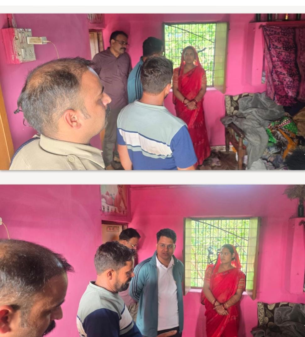 *देहात थाना क्षेत्र के सूखी पिपरिया में लाखों के गहने-नगदी की लूट, पुलिस जांच में जुटी, जल्द मिलने की संभावना...*   *दमोह*। जिले के देहात थाना क्षेत्र अंतर्गत नरसिंहगढ़ चौकी के समीप सूखी पिपरिया गांव में शुक्रवार-शनिवार की दरमियानी रात करीब 1 से 2 बजे के बीच लूट की वारदात सामने आई है। घटना की सूचना मिलते ही पुलिस अधीक्षक आनंद कलादगि (आईपीएस), सीएसपी एचआर पांडे, टीआई धर्मेंद्र उपाध्याय, चौकी प्रभारी रोहित द्विवेदी सहित पुलिस टीम मौके पर पहुंची। पुलिस रात भर से साक्ष्य जुटाने और घटना की बारीकियों से जांच पड़ताल में लगी हुई है।बताया जाता है कि विजय जैन, निवासी सूखी पिपरिया के घर में घुसकर अज्ञात बदमाशों ने करीब सात-आठ लाख रुपये के गहने करीब 8 तोला सोना और कुछ नगदी लूट ली। फिलहाल पुलिस ने फरियादी की शिकायत पर एफआईआर दर्ज कर ली है और लुटेरों का पता करने के लिए टीम गठित कर दी है। पुलिस आसपास के (जटाधारी ढावा)सीसीटीवी फुटेज खंगालने के साथ संभावित संदिग्धों से पूछताछ कर रही है। अधिकारियों का कहना है कि जल्द ही लुटेरों को पकड़ लिया जाएगा। मामले की विस्तृत जांच जारी है।