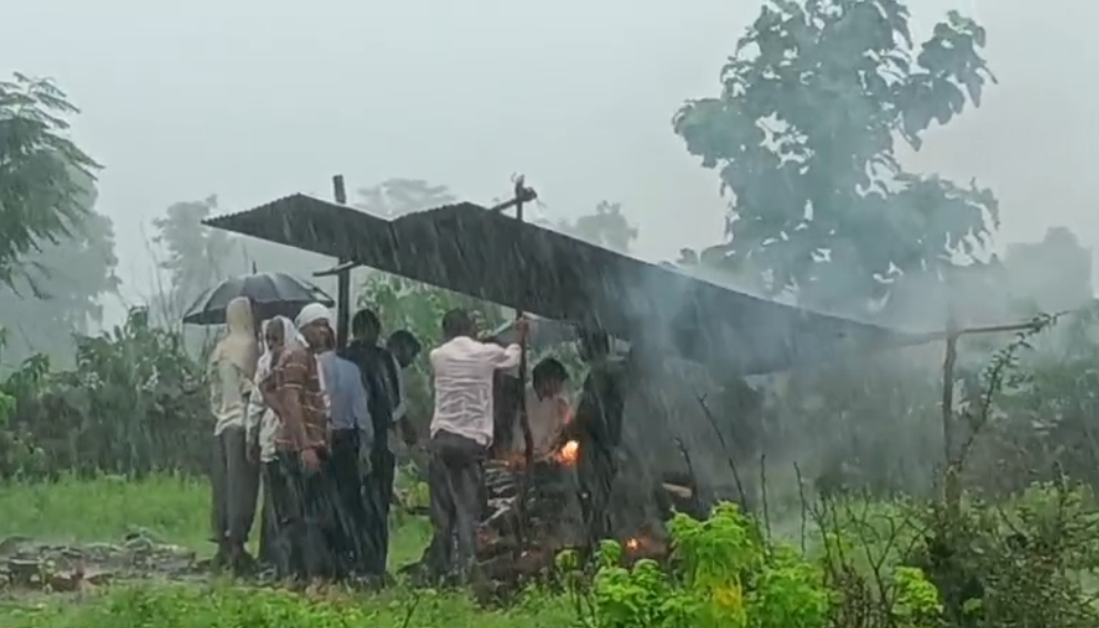 मुक्तिधाम के अभाव में बारिश के बीच अंतिम संस्कार, पथरिया वार्ड-14 के रहवासियों की परेशानी फिर सामने आई