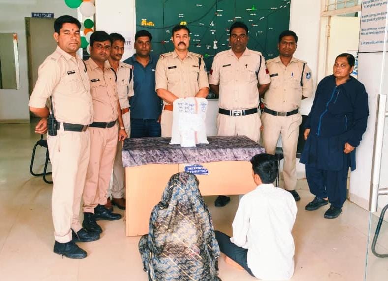3 किलो 935 ग्राम अवैध गांजा के साथ पति-पत्नी गिरफ्तार 3 किलो 935 ग्राम अवैध गांजा के साथ पति-पत्नी गिरफ्तार