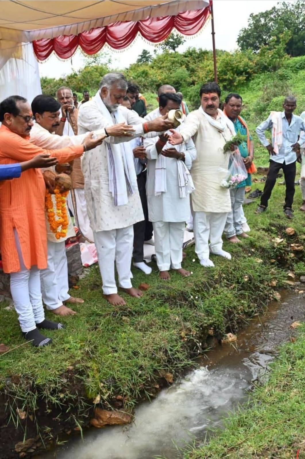 उमरिया में मछरार नदी के उद्गम स्थल पर मंत्री प्रहलाद सिंह पटेल ने किया पौधारोपण, जल स्रोतों के संरक्षण का दिया संदेश  उमरिया। मध्य प्रदेश सरकार के मंत्री प्रहलाद सिंह पटेल ने रविवार को उमरिया जिले के जनपद पंचायत काकेली अंतर्गत ग्राम कटरिया, ग्राम पंचायत पठारी कला स्थित मछरार नदी के उद्गम स्थल पर पूजा-अर्चना कर पौधारोपण कार्यक्रम में सहभागिता की। इस दौरान उन्होंने जल स्रोतों और नदियों के संरक्षण का संदेश देते हुए कहा कि प्रकृति और पर्यावरण की रक्षा सभी की सामूहिक जिम्मेदारी है।  इस अवसर पर मंत्री पटेल ने कहा, "मैं पुनः अपनी बात दोहराऊँगा&mdash; जहाँ नदियों का उद्गम होता है, वहाँ ऊर्जा होती है और जहाँ संगम होता है, वहाँ जीवन होता है। ऐसी पवित्र जगहों को नष्ट करने की गलती कभी नहीं करनी चाहिए।"  उन्होंने कहा कि नदियों के उद्गम स्थलों का संरक्षण और अधिक से अधिक पौधारोपण भविष्य की पीढ़ियों के लिए स्वच्छ जल और स्वस्थ पर्यावरण सुनिश्चित करने की दिशा में महत्वपूर्ण कदम है।  कार्यक्रम में बांधवगढ़ विधायक शिवनारायण सिंह, भाजपा जिलाध्यक्ष आशुतोष अग्रवाल, जिला पंचायत अध्यक्ष अनुजा पटेल, पूर्व जिलाध्यक्ष मिथिलेश मिश्रा, जिला महामंत्री दीपक छतवानी, जिला पंचायत सदस्य बेला सिंह, वरिष्ठ नेता ज्ञानेन्द्र सिंह, मंडल अध्यक्ष शैलेन्द्र द्विवेदी, सरपंच गोविंद सिंह सहित बड़ी संख्या में जनप्रतिनिधि, भाजपा कार्यकर्ता एवं स्थानीय नागरिक उपस्थित रहे।  पौधारोपण कार्यक्रम के माध्यम से पर्यावरण संरक्षण, जल संवर्धन और प्राकृतिक धरोहरों के संरक्षण का संदेश दिया गया।