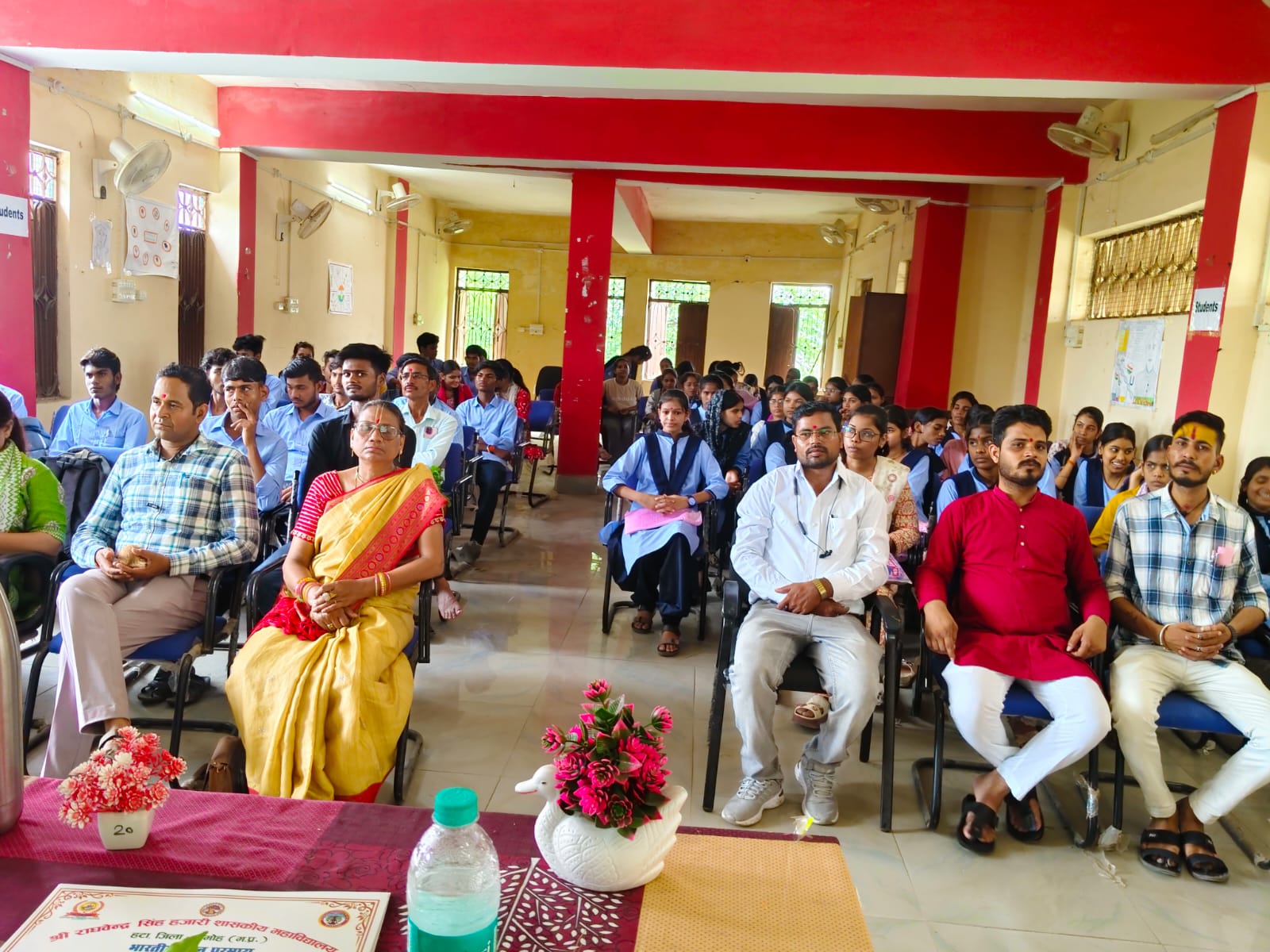 हटा कॉलेज में गुरु पूर्णिमा का भव्य आयोजन: 'समाज, देशहित और परोपकार ही सच्ची गुरु दक्षिणा' का दिया संदेश हटा कॉलेज में गुरु पूर्णिमा का भव्य आयोजन: 'समाज, देशहित और परोपकार ही सच्ची गुरु दक्षिणा' का दिया संदेश