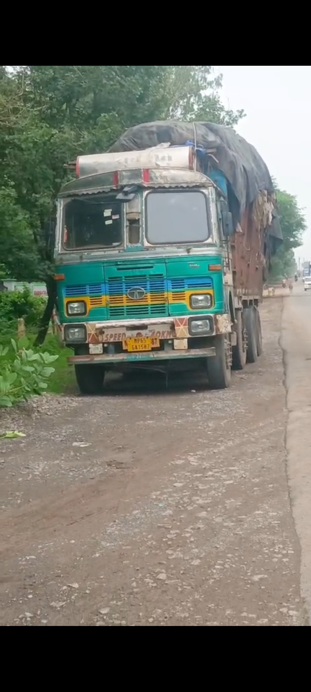 मुख्य सड़क के किनारे पर कई दिनों तक खड़ा रहा कचरे से भरा ट्रक, बदबू से लोग परेशान; शिकायत के बाद हटाया गया
