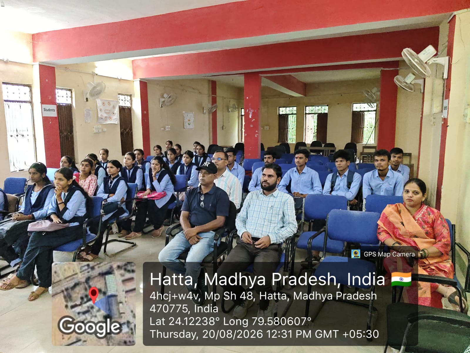 हटा कॉलेज में मनाया गया भारतीय अक्षय ऊर्जा दिवस, विद्यार्थियों ने लिया ऊर्जा संरक्षण का संकल्प  हटा, दमोह। श्री राघवेंद्र सिंह हजारी शासकीय महाविद्यालय हटा में भारतीय ज्ञान परंपरा प्रकोष्ठ के तत्वावधान में भारतीय अक्षय ऊर्जा दिवस मनाया गया। कार्यक्रम का शुभारंभ मां सरस्वती के समक्ष दीप प्रज्ज्वलित कर किया गया।  प्रकोष्ठ प्रभारी आशा राठौर ने भारतीय ज्ञान परंपरा का संक्षिप्त परिचय देते हुए अक्षय ऊर्जा के विभिन्न स्रोतों की जानकारी दी। उन्होंने कहा कि वर्तमान समय में नवीकरणीय ऊर्जा स्रोतों के उपयोग और इनके प्रति जागरूकता की आवश्यकता बढ़ गई है।  महाविद्यालय के प्राचार्य मुकेश कुमार अहिरवार ने अध्यक्षीय उद्बोधन में विद्यार्थियों को संबोधित करते हुए पूर्व प्रधानमंत्री राजीव गांधी की जयंती के अवसर पर सद्भावना दिवस की शुभकामनाएं दीं तथा संचार क्रांति में उनके योगदान का उल्लेख किया। उन्होंने ऊर्जा संरक्षण की भारतीय परंपरा पर प्रकाश डालते हुए कहा कि हमारे पूर्वज प्रकृति के साथ संतुलन और समन्वय बनाकर जीवन जीते थे तथा प्राकृतिक संसाधनों के संरक्षण पर जोर देते थे।  प्राचार्य ने सौर ऊर्जा, पवन ऊर्जा और भूतापीय ऊर्जा सहित विभिन्न नवीकरणीय ऊर्जा स्रोतों की वर्तमान उपयोगिता पर चर्चा की। उन्होंने विद्यार्थियों से अक्षय ऊर्जा के प्रति जागरूक होने और समाज में भी इसके उपयोग एवं संरक्षण को लेकर जागरूकता फैलाने का आह्वान किया।  कार्यक्रम के दौरान विषय से संबंधित लघु चलचित्र का प्रदर्शन किया गया। इसके साथ ही विद्यार्थियों एवं उपस्थित लोगों ने ऊर्जा संरक्षण का संकल्प लिया। विद्यार्थियों के लिए निबंध एवं चित्रकला सहित विभिन्न प्रतियोगिताओं का आयोजन भी किया गया।  कार्यक्रम में बड़ी संख्या में विद्यार्थी और शैक्षणिक स्टाफ उपस्थित रहा। कार्यक्रम का संचालन एवं समापन भारतीय ज्ञान परंपरा प्रकोष्ठ प्रभारी आशा राठौर ने किया।