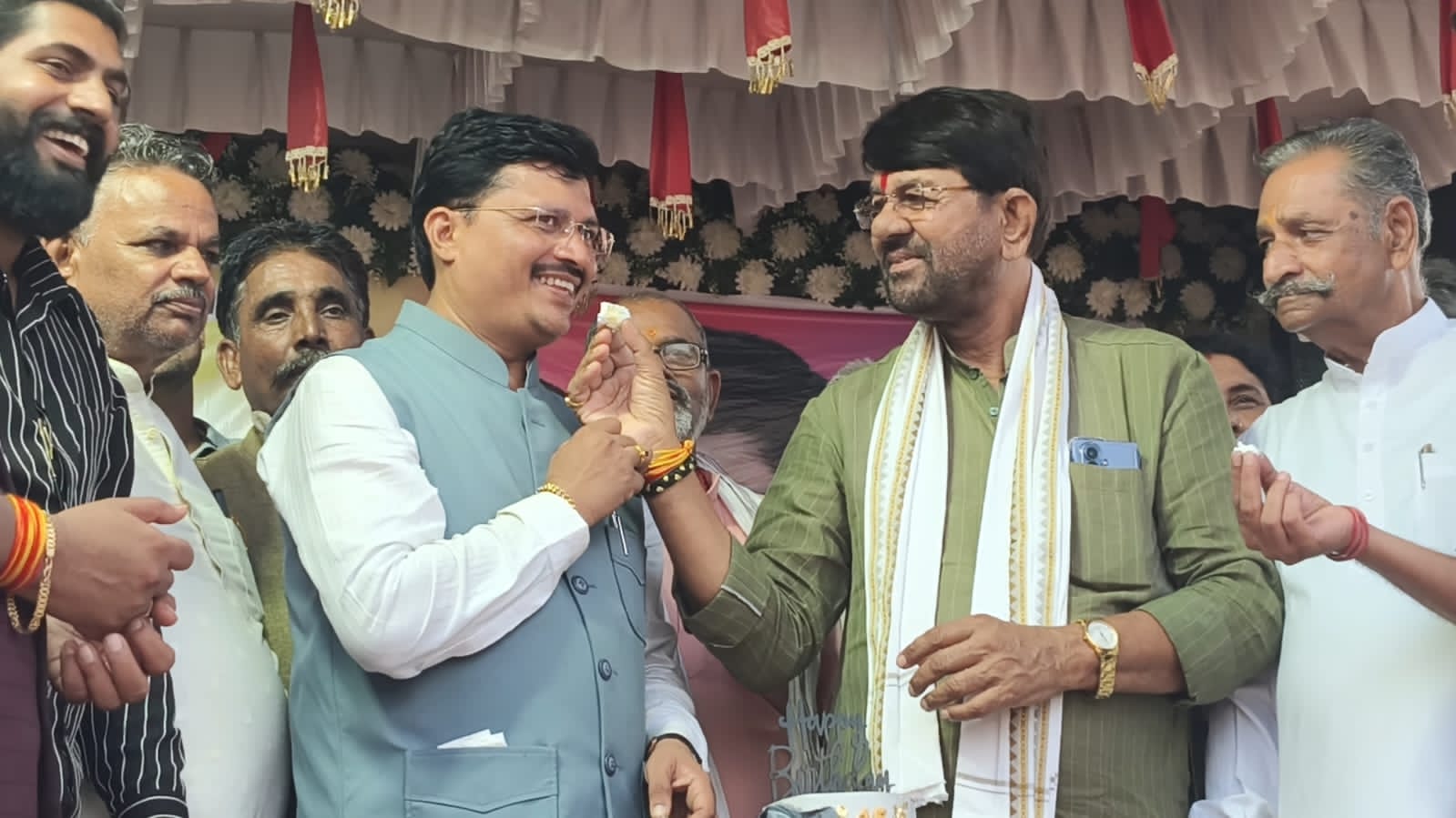 गौरव पटेल की जन्मदिन पार्टी में गाया गीत, सोशल मीडिया पर विवाद के बाद गायक महिपाल सिंह ने मांगी माफी