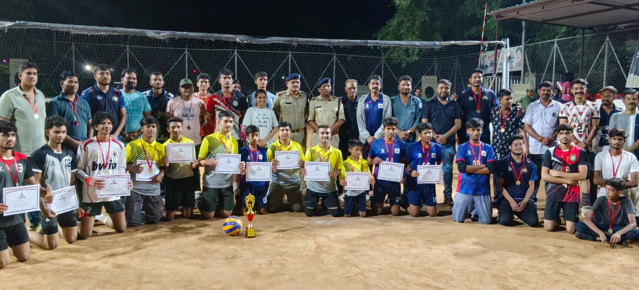 दमोह पुलिस के 'नशे से दूरी है जरूरी 2.0' अभियान के तहत एकदिवसीय वॉलीबॉल प्रतियोगिता संपन्न, श्रीराम क्लब बना विजेता