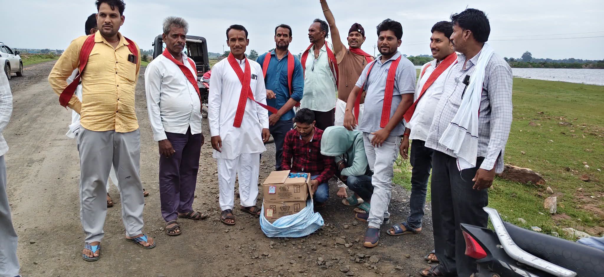 🚨 सागर में जहरीली शराब से मौतों के बाद भी शराब का खेल जारी! दमोह में 3 पेटी शराब के साथ दो आरोपी पकड़े  भगवती मानव कल्याण संगठन के कार्यकर्ताओं की सूचना पर पुलिस की कार्रवाई, बाइक भी जब्त  बटियागढ़। सागर जिले के बंडा क्षेत्र में संदिग्ध जहरीली शराब के सेवन से मौतों की खबरों के बीच अवैध शराब के कारोबार को लेकर चिंता बढ़ गई है। इसी बीच दमोह जिले के बटियागढ़ क्षेत्र में कथित अवैध शराब सप्लाई का मामला सामने आया है, जिसने आबकारी विभाग की निगरानी व्यवस्था पर सवाल खड़े कर दिए हैं।  बटियागढ़ थाना क्षेत्र की केरबना चौकी अंतर्गत घूगरा के पास भगवती मानव कल्याण संगठन के कार्यकर्ताओं ने कथित तौर पर शराब ले जा रहे दो लोगों को पकड़े जाने की सूचना पुलिस को दी। सूचना के बाद पुलिस मौके पर पहुंची और कार्रवाई की।  पुलिस कार्रवाई में 3 पेटी शराब, दो आरोपियों और एक मोटरसाइकिल को कब्जे में लिए जाने की जानकारी सामने आई है। आरोपियों के खिलाफ आबकारी अधिनियम के तहत कार्रवाई करते हुए पुलिस ने मामले की जांच शुरू कर दी है।  🔴 शराब कहां से आई? जांच का सबसे बड़ा सवाल  संगठन के कार्यकर्ताओं ने आरोप लगाया है कि खड़ैरी स्थित शराब दुकान के कथित इशारे पर केरबना चौकी क्षेत्र में शराब पहुंचाई जा रही थी। हालांकि, इस आरोप की स्वतंत्र पुष्टि नहीं हुई है। शराब का वास्तविक स्रोत और सप्लाई नेटवर्क पुलिस जांच के बाद ही स्पष्ट हो सकेगा।  🚨 जहरीली शराब कांड के बीच बढ़ी चिंता  सागर जिले में संदिग्ध जहरीली शराब से मौतों के बाद अवैध शराब के खिलाफ कार्रवाई और निगरानी व्यवस्था को लेकर सवाल उठ रहे हैं। ऐसे समय में दमोह में शराब की कथित अवैध सप्लाई का मामला सामने आना प्रशासन और आबकारी विभाग के लिए गंभीर चुनौती माना जा रहा है।  अब सवाल यह है कि यदि शराब किसी लाइसेंसी दुकान से अवैध रूप से सप्लाई की जा रही थी, तो इसकी जानकारी संबंधित विभाग को क्यों नहीं हुई?  स्थानीय लोगों और सामाजिक संगठनों ने मामले की निष्पक्ष जांच की मांग की है। साथ ही शराब के स्रोत, सप्लाई नेटवर्क और इसमें संभावित रूप से जुड़े लोगों की भूमिका की जांच किए जाने की मांग उठाई है।  फिलहाल पुलिस जांच जारी है। जांच पूरी होने के बाद ही स्पष्ट हो सकेगा कि जब्त शराब कहां से लाई गई थी और इसके पीछे कौन-कौन लोग शामिल थे।