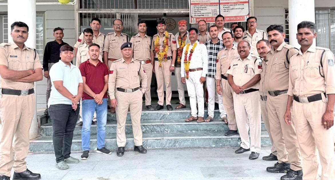 नोहटा थाने से 3 पुलिसकर्मियों की विदाई, भावुक माहौल में दी गई फूलमालाओं से सम्मानपूर्वक विदाई