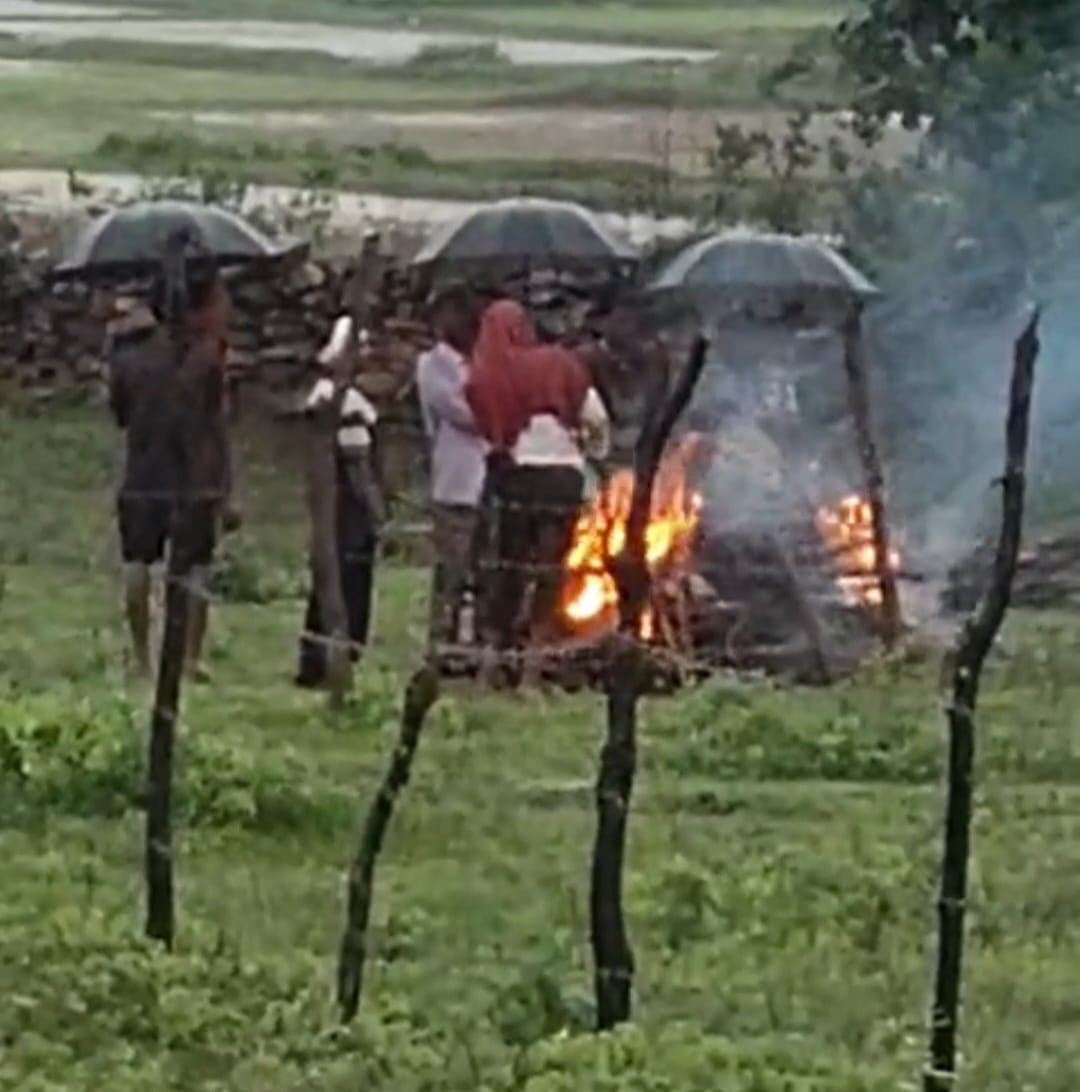 तेंदूखेड़ा। सोशल मीडिया पर एक वीडियो तेजी से वायरल हो रहा है, जिसमें बरसते पानी के बीच अंतिम संस्कार किए जाने का दावा किया जा रहा है। इस वीडियो की सत्यता और स्थान की स्वतंत्र पुष्टि हमारा चैनल नहीं करता