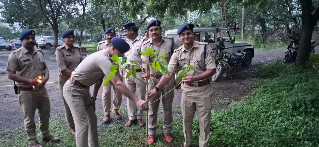आईजी इरशाद वली का दमोह के पथरिया और देहात थाने में औचक निरीक्षण