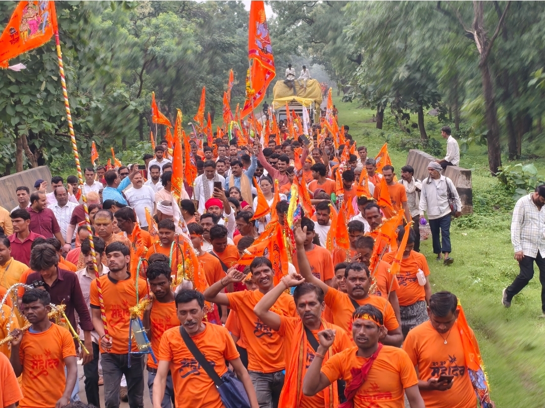 कांवड़ यात्रा में मंत्री-सांसद कांवड़ियों के साथ झूमे, हजारों श्रद्धालु हुए शामिल