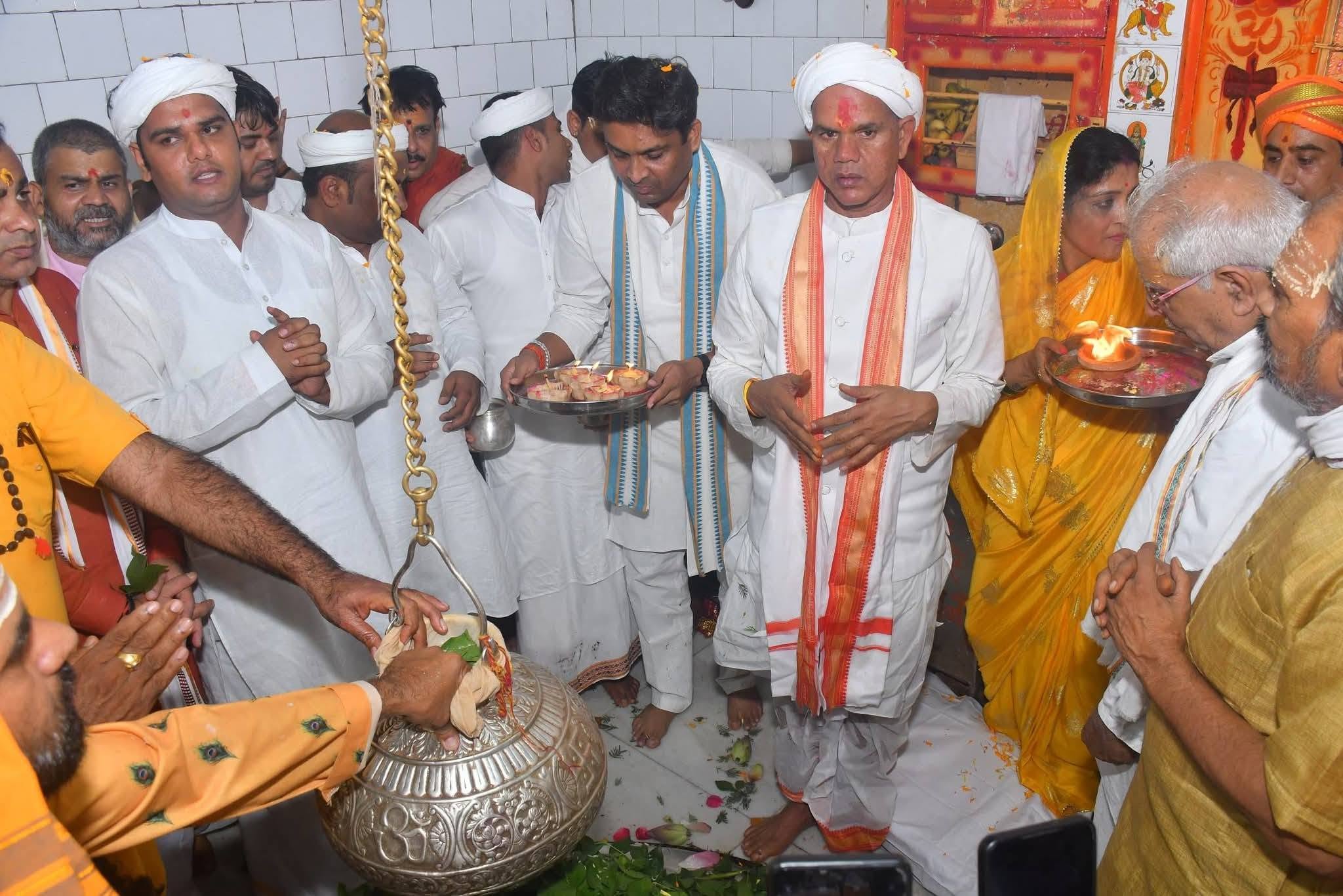बांदकपुर धाम में संत रावतपुरा सरकार का भव्य स्वागत, भोलेनाथ का किया अभिषेक बांदकपुर धाम में संत रावतपुरा सरकार का भव्य स्वागत, भोलेनाथ का किया अभिषेक