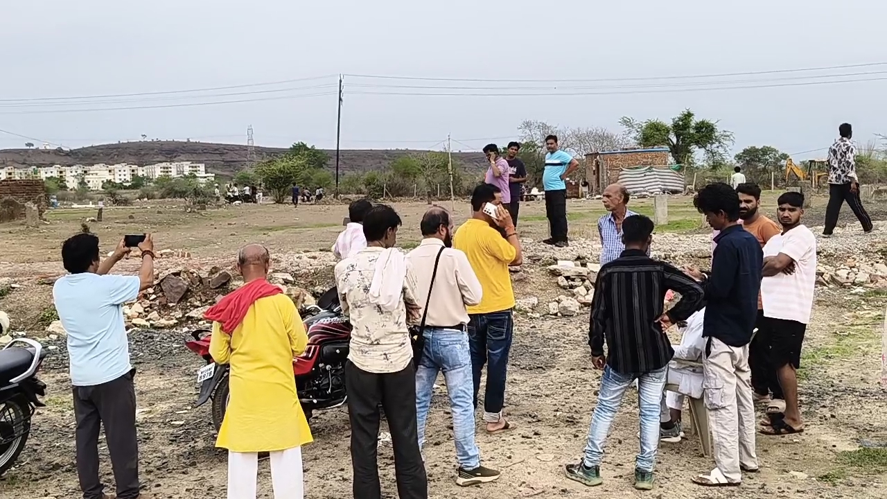 राजस्व अमले ने अतिक्रमण मुक्त कराई श्मशान घाट की वेशकीमती जमीन   नगर के सीताबावड़ी मुक्तिधाम में था अतिक्रमण  दमोह। जिले में फैले अतिक्रमणों के विरुद्ध बुधवार को प्रशासन ने एक बड़ी कार्यवाही करते हुए नगर के सीताबावड़ी शमशान घाट की जमीन का सीमांकन किया। इस दौरान कई एकड़ शासकीय जमीन पर लोगों के अवैध कब्जे पाए गए जिसपर अतिक्रमणकारियों द्वारा इन बाड़ आदि लगाकर खेती का कार्य किया जा रहा था। मौके पर पहुंचे राजस्व अमले ने पुलिस और आमजन की मौजूदगी में उक्त कार्रवाई करते हुए समस्त क्षेत्र का सीमांकन किया और सीमांकन रेखा पर जेसीबी की मशीन से खुदाई कराई गई है। शासन द्वारा सीमांकन के दौरान अतिक्रमण की जद में पाई गई जमीन की अनुमानित कीमत करोड़ों में है जिस पर लोगों द्वारा कब्जा कर लिया गया था, लेकिन अब इसे अतिक्रमणकारियों से मुक्त कराया जा रहा है।  समिति ने दर्ज कराई थी शिकायत उल्लेखनीय है कि सीताबावड़ी श्मशान घाट में लगातार हो रहे अतिक्रमण के चलते  मुक्तिधाम समिति के सदस्यों के द्वारा एक सप्ताह पूर्व जनसुनवाई में पहुंचकर कलेक्टर को इस संबंध में ज्ञापन दिया गया था और श्मशान घाट की भूमि को अतिक्रमण मुक्त कराए जाने की मांग की गई थी। कलेक्टर के निर्देश पर राजस्व ह अमले ने कार्यवाही करते हुए इस अतिक्रमण मुक्त कराया है। बताया जा रहा है की राजस्व पत्रों में करीब 12 एकड़ भूमि सीता बाबरी श्मशान घाट के नाम पर दर्ज है जिसे पूर्णतया खाली कराकर भविष्य में शमशान घाट के साथ शासन की अन्य योजनाओं में उपयोग में लाया जाएगा। इस मामले में सीता बाबरी मुक्तिधाम समिति के सदस्य नित्या  प्यासी ने बताया की समिति के द्वारा मुक्त भूमि को खाली कराकर यहां पर दीवार का निर्माण कराया जाएगा ताकि भविष्य में यह अतिक्रमण से सुरक्षित रह सके इसके साथ ही प्रशासन की योजनाओं का क्रियान्वयन भी इस भूमि पर होगा। कार्यवाही के दौरान आरआई गौरी , तिलक सिंह यादव, हरिओम सोनी, गुड्डू  मुकेश,  मुक्तिधाम समिति से कैलाश शैलार, जेपी असाटी, प्रताप रोहित, मोहनीश अहिरवार व अन्यंकी उपस्थिति रही।