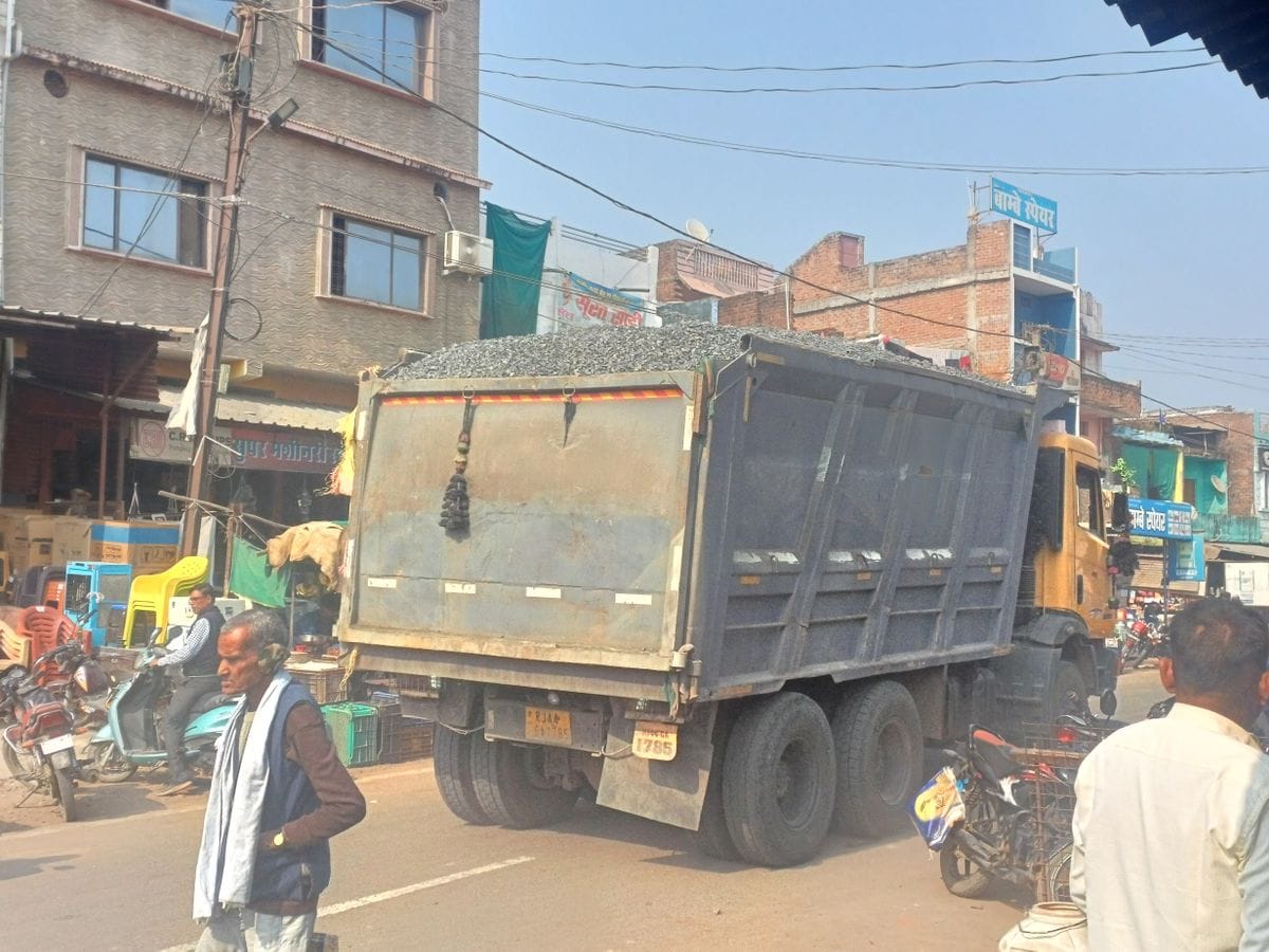 शहर में ओवरलोड डंपर भर रहे फर्राटे, आखिर खनिज विभाग की नजर क्यों नहीं पड़ रही?कब तक अवैध परिवहन होगा नजरअंदाज?