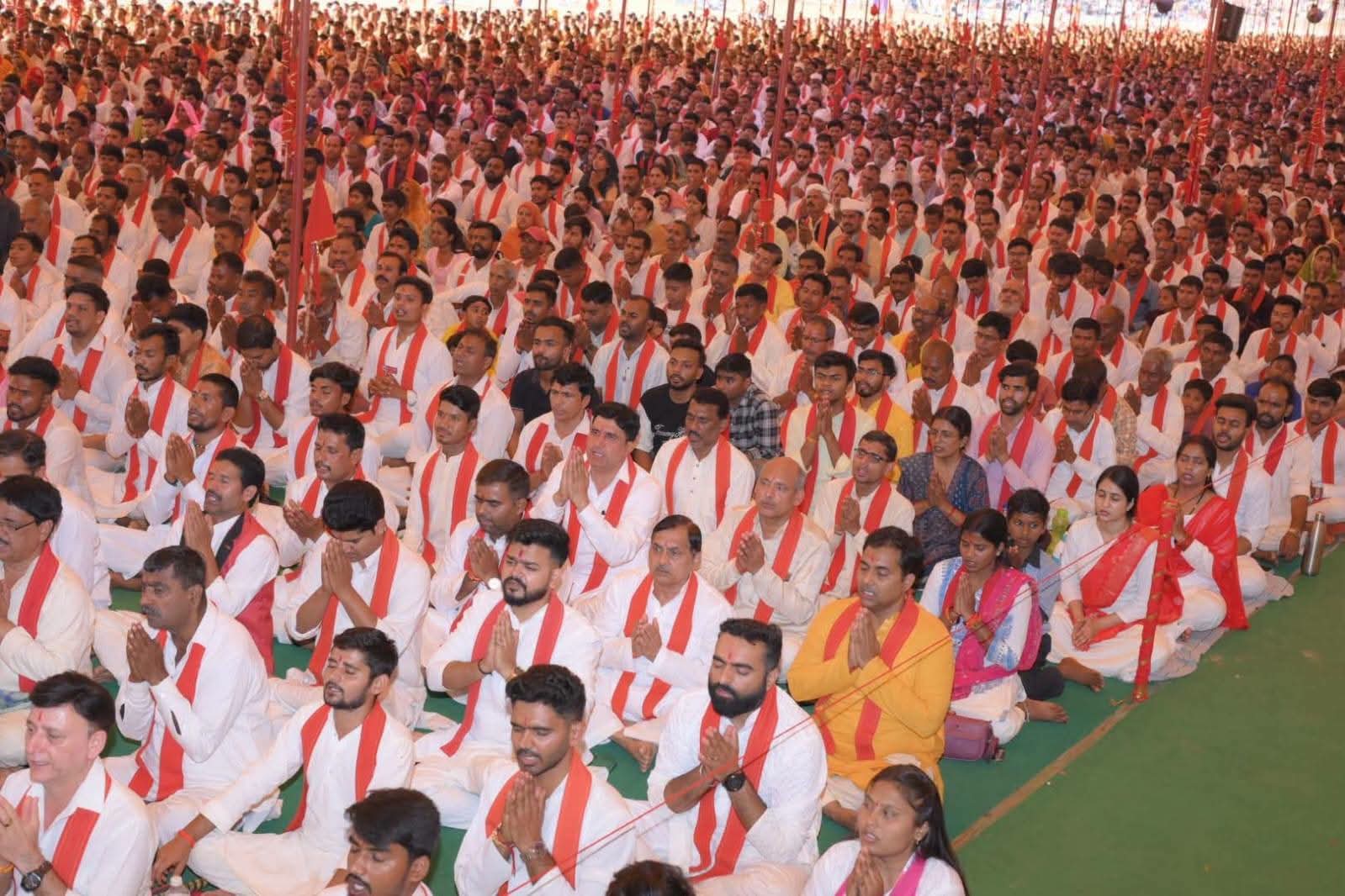 नशामुक्त समाज के संकल्प के बीच सिद्धाश्रम धाम पहुंचे मंत्री लखन पटेल, 134वें शक्ति चेतना जनजागरण शिविर में लिया सहभागिता का अवसर  ब्यौहारी। नशामुक्त समाज के निर्माण और जन-जन में सकारात्मक जीवनशैली का संदेश देने के उद्देश्य से पंचज्योति शक्तितीर्थ सिद्धाश्रम धाम, ब्यौहारी में आयोजित 134वें शक्ति चेतना जनजागरण त्रिशक्ति साधना शिविर में मध्यप्रदेश शासन के मंत्री लखन पटेल पहुंचे। परम पूज्य सद्गुरुदेव शक्ति पुत्र जी महाराज के सानिध्य में आयोजित इस शिविर में नशामुक्ति, सामाजिक जागरूकता और संस्कारवान समाज के निर्माण का संदेश प्रमुखता से सामने आया।  नशे के खिलाफ जनजागरण का संदेश  शिविर के माध्यम से लोगों को नशे की बुरी आदतों से दूर रहने और स्वस्थ जीवनशैली अपनाने के लिए प्रेरित किया गया। नशा केवल व्यक्ति के स्वास्थ्य को प्रभावित नहीं करता, बल्कि परिवार की खुशहाली, आर्थिक स्थिति और सामाजिक वातावरण पर भी प्रतिकूल असर डालता है। ऐसे में नशामुक्ति को जनआंदोलन का स्वरूप देने और समाज के प्रत्येक वर्ग तक जागरूकता पहुंचाने की आवश्यकता पर जोर दिया गया।  नशामुक्त समाज ही सशक्त राष्ट्र की नींव  कार्यक्रम का प्रमुख संदेश रहा कि स्वस्थ, संस्कारवान और सशक्त समाज के निर्माण के लिए नशे से दूरी बेहद जरूरी है। युवाओं को नशे से बचाना, उन्हें सकारात्मक दिशा में आगे बढ़ने के लिए प्रेरित करना और परिवारों को नशे के दुष्परिणामों के प्रति जागरूक करना समय की महत्वपूर्ण जरूरत है।  विकसित भारत के संकल्प को साकार करने के लिए समाज के प्रत्येक व्यक्ति की भागीदारी आवश्यक है। जब व्यक्ति अपने जीवन में अच्छे संस्कार, सकारात्मक सोच और सामाजिक जिम्मेदारी को अपनाता है, तभी परिवार और समाज मजबूत बनते हैं।  घर-घर तक पहुंचे नशामुक्ति की आवाज  134वें शक्ति चेतना जनजागरण त्रिशक्ति साधना शिविर के माध्यम से नशामुक्त जीवनशैली अपनाने और समाज में जागरूकता फैलाने का संदेश दिया गया। इस संदेश को केवल धार्मिक एवं सामाजिक आयोजनों तक सीमित न रखते हुए घर-घर और जन-जन तक पहुंचाने की आवश्यकता है, ताकि अधिक से अधिक लोग नशे से दूर रहने का संकल्प लें और स्वस्थ, समृद्ध एवं संस्कारवान समाज के निर्माण में अपनी भूमिका निभाएं।