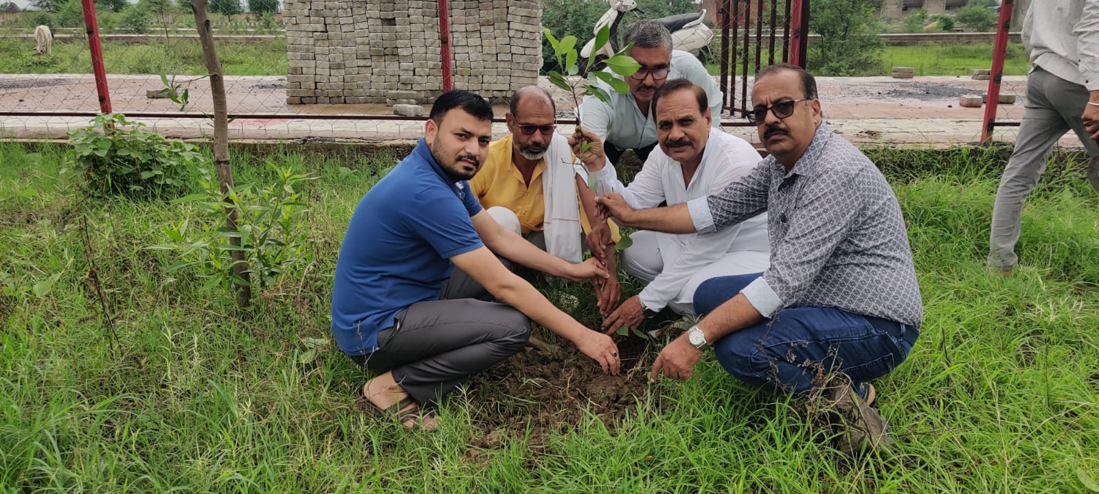 आचार्य श्री विद्यासागर जी महाराज के मुनि दीक्षा दिवस पर जैन मिलन ने किया पौधारोपण