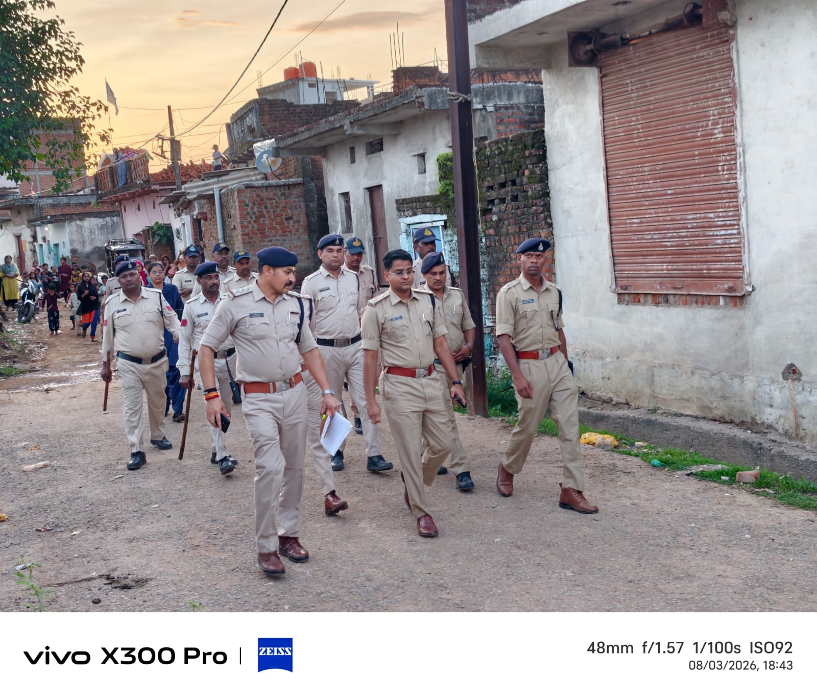 दमोह: पुलिस अधीक्षक आनंद कलादगि ने कसाई मंडी व नूरी नगर में किया पैदल भ्रमण, कानून व्यवस्था का लिया जायजा