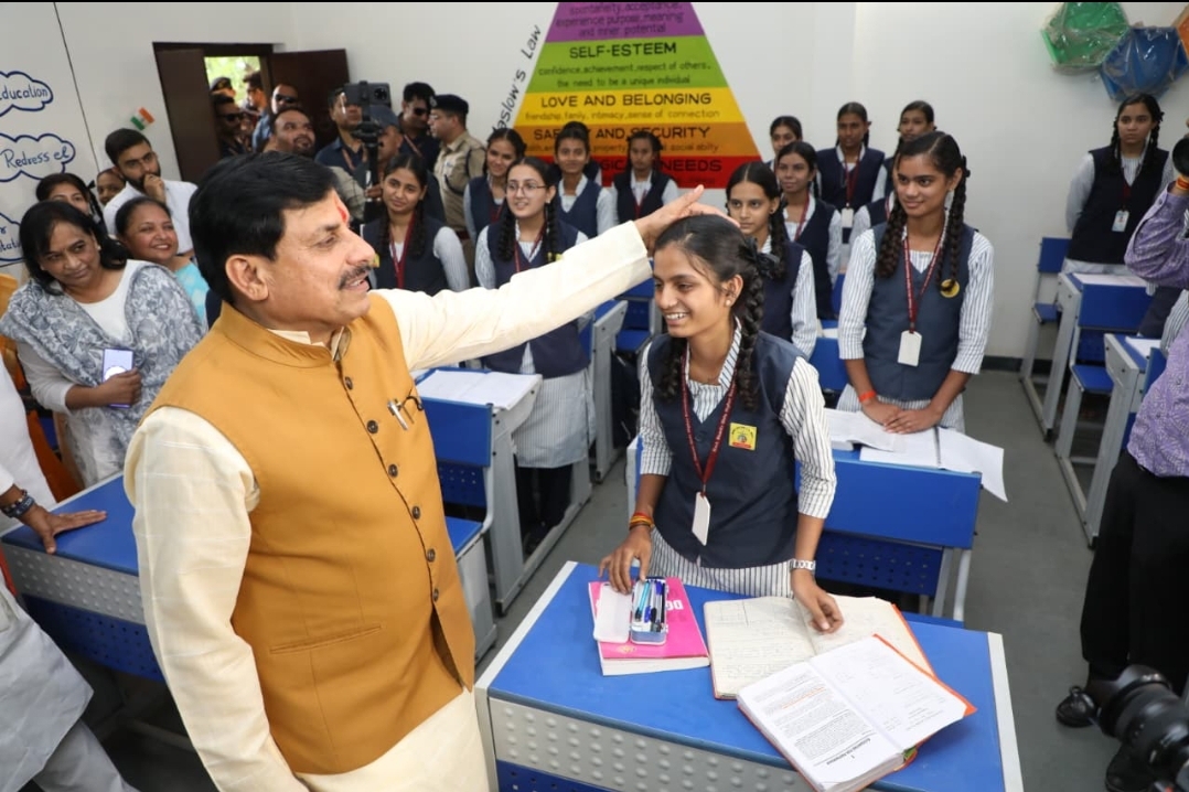  किसी से किया दुलार, किसी के सिर पर रखा हाथ, स्कूल के पहले दिन छात्राओं से इस अंदाज में मिले सीएम डॉ. मोहन*  - *प्रदेश में प्रवेशोत्सव कार्यक्रम के दूसरे चरण का शुभारंभ* - *इंदौर के शारदा कन्या उच्चतर माध्यमिक विद्यालय पहुंचे मुख्यमंत्री* - *सीएम डॉ. मोहन बोले- हमें ड्रॉपआउट दर शून्य होने पर गर्व*  भोपाल/इंदौर। मध्यप्रदेश के स्कूलों में 18 जून से चहल-पहल बढ़ गई। दरअसल, आज राज्य के स्कूलों में प्रवेशोत्सव कार्यक्रम का दूसरा चरण आयोजित किया गया। इस मौके पर मध्यप्रदेश के मुख्यमंत्री डॉ. मोहन यादव इंदौर के शासकीय शारदा कन्या उच्चतर माध्यमिक विद्यालय पहुंचे। इस दौरान उन्होंने छात्राओं से संवाद भी किया। उन्होंने स्कूल की प्रयोगशाला का अवलोकन किया और शैक्षणिक गतिविधियों की जानकारी ली। इस दौरान स्कूल का माहौल पूरी तरह बदला-बदला नजर आ आया। सीएम डॉ. यादव ने छात्राओं से दुलार किया और उनके सिर पर हाथ रखकर आशीर्वाद भी दिया।   इस निरीक्षण के दौरान मुख्यमंत्री डॉ. मोहन यादव ने कहा कि नए शैक्षणिक सत्र की शुरुआत हो चुकी है और विद्यार्थी उत्साह के साथ स्कूलों में पहुंचने लगे हैं। प्रदेश के लिए यह गर्व की बात है कि बीते तीन वर्षों में प्राथमिक शिक्षा स्तर पर ड्रॉपआउट दर शून्य हो गई है। साथ ही, राष्ट्रीय शिक्षा नीति के प्रभावी क्रियान्वयन में मध्यप्रदेश देश के अग्रणी राज्यों में शामिल है।  *सीएम डॉ. यादव का मनमोहन अंदाज* बता दें, सीएम डॉ. यादव जब अचानक छात्राओं के बीच पहुंचे तो वे यकीन ही नहीं कर सकीं। एक तरफ सीएम यादव ने उनसे कई तरह के सवाल किए, तो दूसरी तरफ छात्राओं ने भी उनसे प्रश्न पूछ लिए। छात्राओं ने उनके हर सवाल का जवाब दिया। उनके जवाबों से प्रदेश के मुखिया संतुष्ट नजर आए। सीएम डॉ. यादव ने छात्राओं से दुलार भी किया और उनके सिर पर हाथ रखकर आशीर्वाद भी दिया। सीएम डॉ. यादव ने छात्राओं से विज्ञान को लेकर भी चर्चा की। छात्राओं ने लैब में उन्हें कई तरह की जानकारी दी।   *नामांकन में दर्ज हुई वृद्धि* गौरतलब है कि प्रवेशोत्सव कार्यक्रम का पहला चरण 1 से 4 अप्रैल तक आयोजित किया गया था। उस वक्त भी मुख्यमंत्री डॉ. मोहन यादव ने शासकीय स्कूलों में ड्रॉप आउट की संख्या शून्य करने पर स्कूल शिक्षा विभाग को बधाई दी थी। राज्य सरकार ने शासकीय स्कूलों में कक्षा 1, 6 और 9 में प्रवेश प्रक्रिया को सरल बनाया गया है। इससे वर्ष 2025-26 में नामांकन में 19.6 प्रतिशत की उल्लेखनीय वृद्धि हुई। प्रदेश के शासकीय विद्यालयों में भी 32.4 प्रतिशत की प्रगति दर्ज की गई है। राज्य सरकार ने मौजूदा सत्र में स्कूलों में 1 करोड़ 45 लाख नामांकन करने का लक्ष्य रखा है। प्रदेश में 369 भव्य सांदीपनि विद्यालयों की शुरुआत की गई।