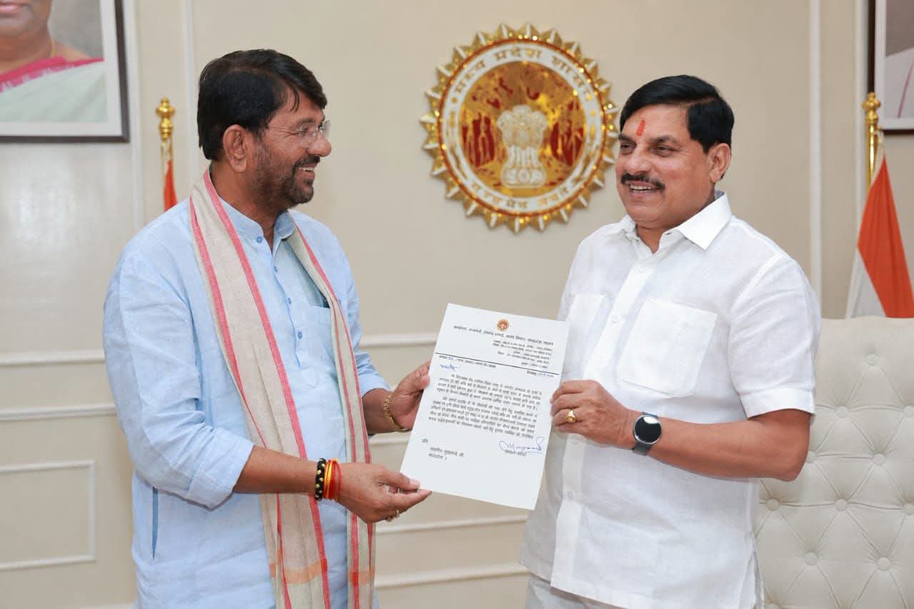 अतिवृष्टि से फसल बर्बाद, किसानों की राहत के लिए CM से मिले मंत्री लखन पटेल