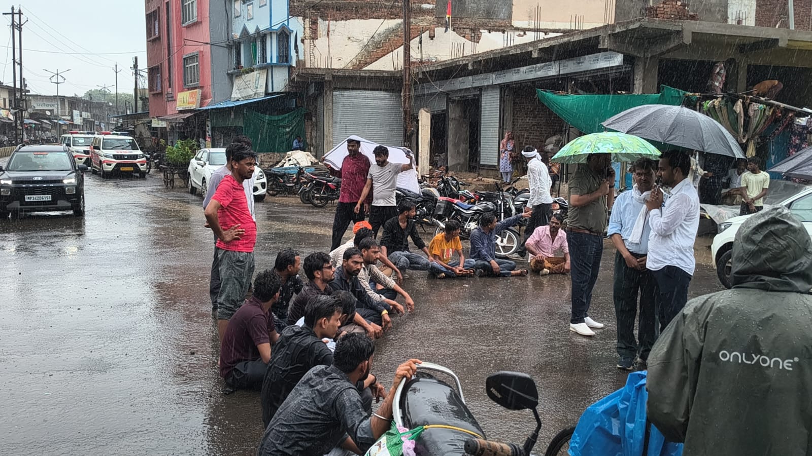 तेज बारिश में भी नहीं थमा जनाक्रोश: अघोषित विद्युत कटौती के विरोध में संजय चौराहा पर चक्का जाम