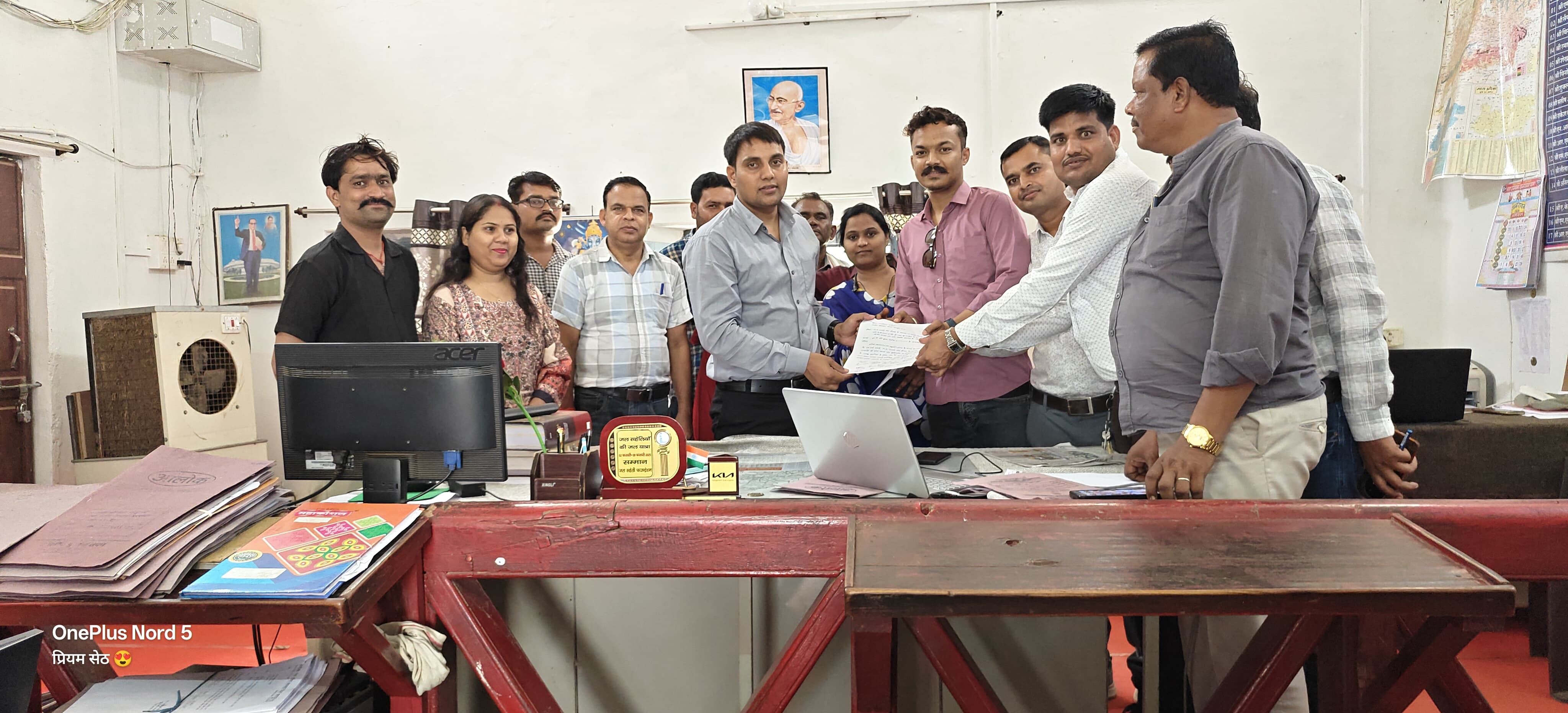 बक्सवाहा में थम गए राजस्व के पहिए: अनिश्चितकालीन हड़ताल पर गए पटवारी, बस्ते जमा कर छोड़ा काम बक्सवाहा में थम गए राजस्व के पहिए: अनिश्चितकालीन हड़ताल पर गए पटवारी, बस्ते जमा कर छोड़ा काम