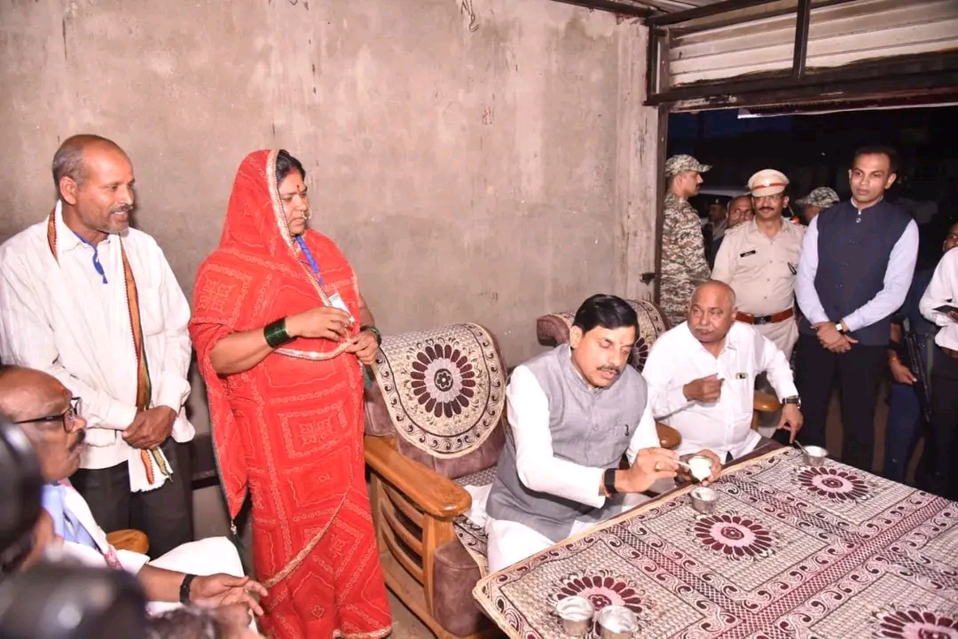 *हिल स्टेशन कुकरू पहुंचे सीएम डॉ. मोहन, ग्रामीणों-महिलाओं ने बताया पहले से कितनी बेहतर हुई जिंदगी*  - *दो दिन के प्रवास पर कुकरू रहेंगे प्रदेश के मुखिया* - *स्व-सहायता समूह की महिलाओं से की बात, रात्रि चौपाल में किया ग्रामीणों से संवाद* - *कुकरू को पर्यटन का बड़ा केंद्र बनाएगी राज्य सरकार*  भोपाल/बैतूल। मध्यप्रदेश के मुख्यमंत्री डॉ. मोहन यादव 27 जून को दो दिन के प्रवास के लिए बैतूल के सुप्रसिद्ध हिल स्टेशन कुकरू पहुंचे। उन्होंने यहां कृष्णा आजीविका स्व-सहायता समूह की महिलाओं द्वारा संचालित आजीविका गतिविधियों का अवलोकन किया। उन्होंने समूह द्वारा तैयार किए गए मावा और रबड़ी का स्वाद लिया तथा महिलाओं से आत्मीय संवाद कर उनके कार्यों की सराहना की। उन्होंने महिलाओं से समूह की गतिविधियों, आय के स्रोत तथा शासकीय योजनाओं से प्राप्त सहयोग की जानकारी ली और उन्हें आत्मनिर्भरता की दिशा में किए जा रहे प्रयासों के लिए प्रोत्साहित किया। इसके अलावा उन्होंने कुकरू से सिपना सनसेट पॉइंट भी देखा। वे यहां के प्राकृतिक वातारवरण में खो से गए।   मुख्यमंत्री डॉ यादव ने दुकान में उपलब्ध मावा  बनाने की प्रोसेस को देखा और महिलाओं से आत्मनिर्भरता की दिशा में किए जा रहे प्रयासों पर चर्चा की। उन्होंने कहा कि स्व-सहायता समूह ग्रामीण अर्थव्यवस्था को सशक्त बनाने के साथ-साथ महिलाओं को आर्थिक रूप से आत्मनिर्भर बनाने में महत्वपूर्ण भूमिका निभा रहे हैं। प्रदेश सरकार महिलाओं के सशक्तिकरण और स्वरोजगार को बढ़ावा देने के लिए लगातार कार्य कर रही है। इस अवसर पर कृष्णा आजीविका स्व-सहायता समूह कुकरू की अध्यक्ष शोभा गायने ने बताया कि समूह को विभिन्न योजनाओं के तहत सीसीएल से 3 लाख रुपये, सीआईएफ से 1 लाख रुपये, आरएफ से 11 हजार रुपये तथा पीएमएफएमई योजना के अंतर्गत 40 हजार रुपये की वित्तीय सहायता प्राप्त हुई है। उन्होंने बताया कि समूह में 11 सदस्य कार्यरत हैं। आजीविका मिशन से मावा बनाने की स्वचलित मशीन क्रय की गई। इससे उन्हें लगभग 25 हजार रुपए की मासिक आय प्राप्त हो रही है। समूह की सदस्य महिलाओं ने मुख्यमंत्री को बताया कि वे पशुपालन, दुग्ध उत्पादन, मावा, रबड़ी एवं श्रीखंड निर्माण के साथ-साथ कृषि कार्य भी कर रही हैं। इन गतिविधियों के माध्यम से समूह की महिलाओं को लगभग 15 से 18 हजार की मासिक आय प्राप्त हो रही है। जिससे वे आर्थिक रूप से सशक्त बन रही हैं।   *सीएम डॉ. मोहन ने दिए ये निर्देश* मुख्यमंत्री डॉ. मोहन यादव ने कुकरू का भ्रमण भी किया। इस दौरान उन्होंने कुकरू स्थित सिपना सनसेट पॉइंट पर पहुंचकर सूर्यास्त के मनोहारी एवं अलौकिक दृश्य का अवलोकन किया तथा क्षेत्र की अनुपम प्राकृतिक सुंदरता का आनंद लिया। वे कुकरू की रमणीय पर्वत श्रृंखलाओं, हरित वनों और प्राकृतिक वातावरण से अभिभूत नजर आए। उन्होंने कहा कि कुकरू प्रदेश के प्रमुख पर्यटन स्थलों में विकसित होने की अपार संभावनाएं रखता है। उन्होंने क्षेत्र में पर्यटन गतिविधियों को बढ़ावा देने तथा प्राकृतिक धरोहरों के संरक्षण एवं संवर्धन के लिए संबंधित अधिकारियों को आवश्यक दिशा-निर्देश दिए। मुख्यमंत्री डॉ यादव ने कहा कि प्राकृतिक संपदा से समृद्ध कुकरू न केवल पर्यटकों को आकर्षित करेगा, बल्कि स्थानीय लोगों के लिए रोजगार और आजीविका के नए अवसर भी सृजित करेगा।