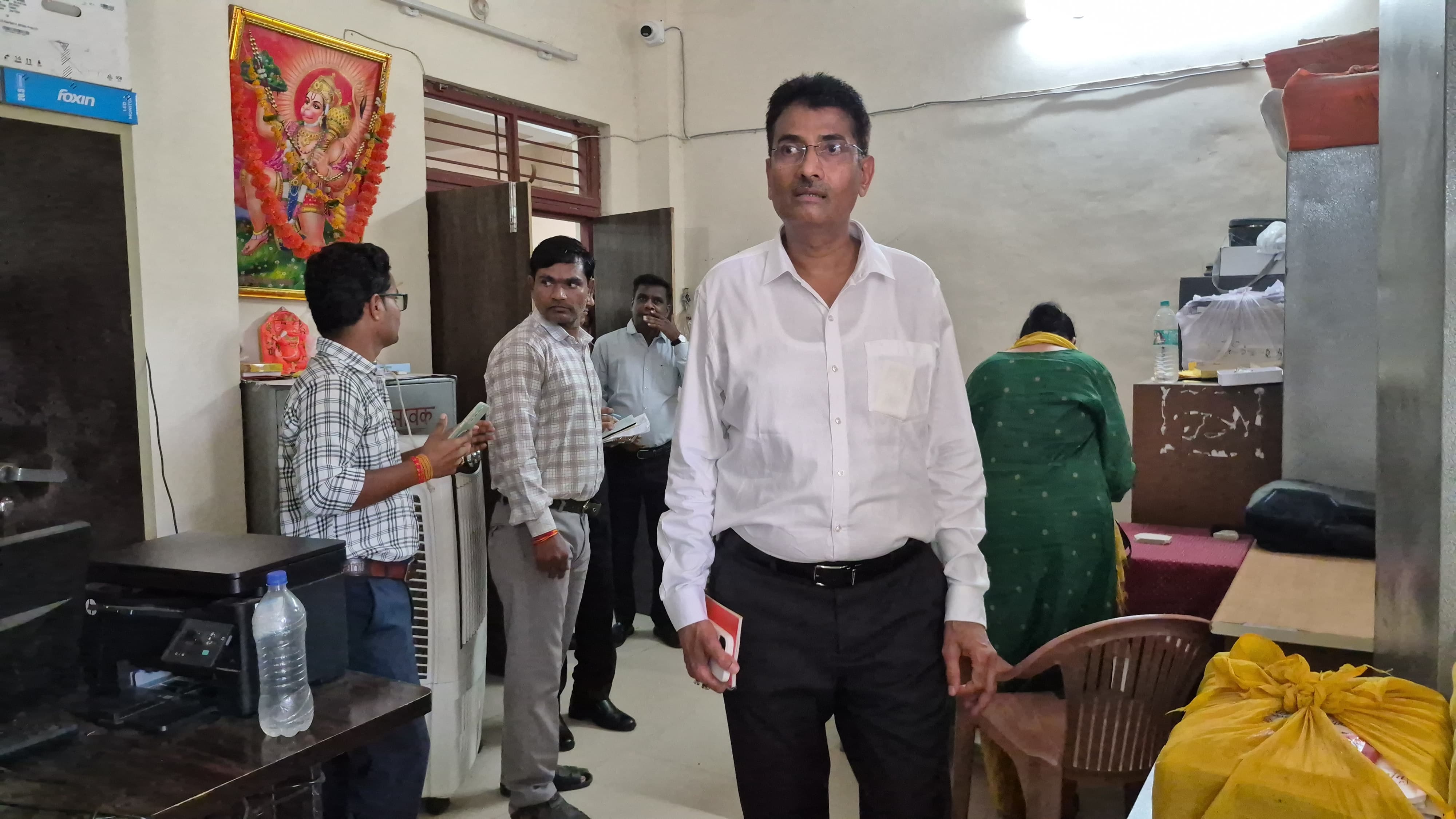 दमोह: कलेक्टर प्रताप नारायण यादव का विभिन्न विभागों में आकस्मिक निरीक्षण, अनुपस्थित अधिकारियों-कर्मचारियों पर होगी कार्रवाई