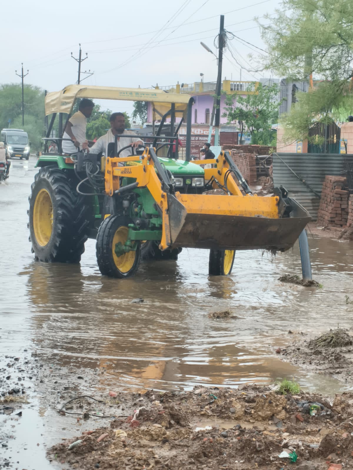 कलेक्टर के निर्देश पर तहसीलदार उमेश तिवारी ने संभावित बाढ़ प्रभावित कोटा पुल का किया निरीक्षण, सुरक्षा के पुख्ता इंतजाम
