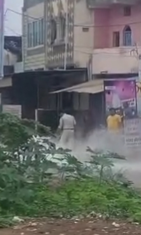 🔥 दमोह पुलिस के प्रधान आरक्षक की बहादुरी से टला बड़ा हादसा  जलते गैस सिलेंडर पर जान की परवाह किए बिना पाया काबू, टली बड़ी जनहानि  दमोह, 18 अगस्त 2026। थाना पथरिया क्षेत्र में मंगलवार को उस समय अफरा-तफरी मच गई, जब थाना तिराहे के पास एक मकान में भोजन बनाते समय घरेलू गैस सिलेंडर में लीकेज के कारण अचानक आग भड़क उठी। आग विकराल रूप लेने के बाद जलते सिलेंडर को सुरक्षा की दृष्टि से घर से बाहर सड़क पर लाया गया, जिससे मुख्य मार्ग पर दहशत का माहौल बन गया।  इसी दौरान थाना पथरिया में पदस्थ प्रधान आरक्षक संदीप कुशवाहा ड्यूटी के लिए थाना से जा रहे थे। जलते हुए गैस सिलेंडर को देखकर उन्होंने तत्काल मौके पर रुककर स्थिति को संभाला। पास ही स्थित गैस एजेंसी संचालक द्वारा अग्निशामक यंत्र उपलब्ध कराया गया, जिसके बाद प्रधान आरक्षक संदीप कुशवाहा ने अपनी जान की परवाह किए बिना अदम्य साहस और सूझबूझ का परिचय देते हुए सिलेंडर में लगी आग पर काबू पा लिया।  🚨 कुछ ही पल की देरी पड़ सकती थी भारी  समय रहते आग पर नियंत्रण नहीं पाया जाता तो व्यस्त मुख्य मार्ग पर जलते गैस सिलेंडर से बड़ा हादसा होने की आशंका थी। सिलेंडर में विस्फोट होने की स्थिति में आसपास मौजूद लोगों के साथ-साथ बड़े पैमाने पर जन-धन की हानि हो सकती थी। प्रधान आरक्षक की तत्परता से संभावित बड़ा हादसा टल गया।  👮&zwj;♂️ जांबाज पुलिसकर्मी की हर तरफ हो रही सराहना  प्रधान आरक्षक संदीप कुशवाहा के साहस, त्वरित निर्णय और कर्तव्यनिष्ठा की मौके पर मौजूद स्थानीय नागरिकों एवं प्रत्यक्षदर्शियों ने जमकर सराहना की। उनकी सूझबूझ और त्वरित कार्रवाई ने एक बार फिर साबित किया कि पुलिसकर्मी कानून-व्यवस्था के साथ-साथ आपदा की घड़ी में भी आमजन की सुरक्षा के लिए तत्पर रहते हैं।  दमोह पुलिस ने प्रधान आरक्षक संदीप कुशवाहा के इस साहसिक एवं सराहनीय कार्य पर गर्व व्यक्त करते हुए कहा कि ऐसे जांबाज पुलिसकर्मियों का समर्पण और कर्तव्यपरायणता पुलिस बल की सेवा भावना को दर्शाता है।  जन क्रांति एक्सप्रेस &mdash; खबर वही, जो असर छोड़े।