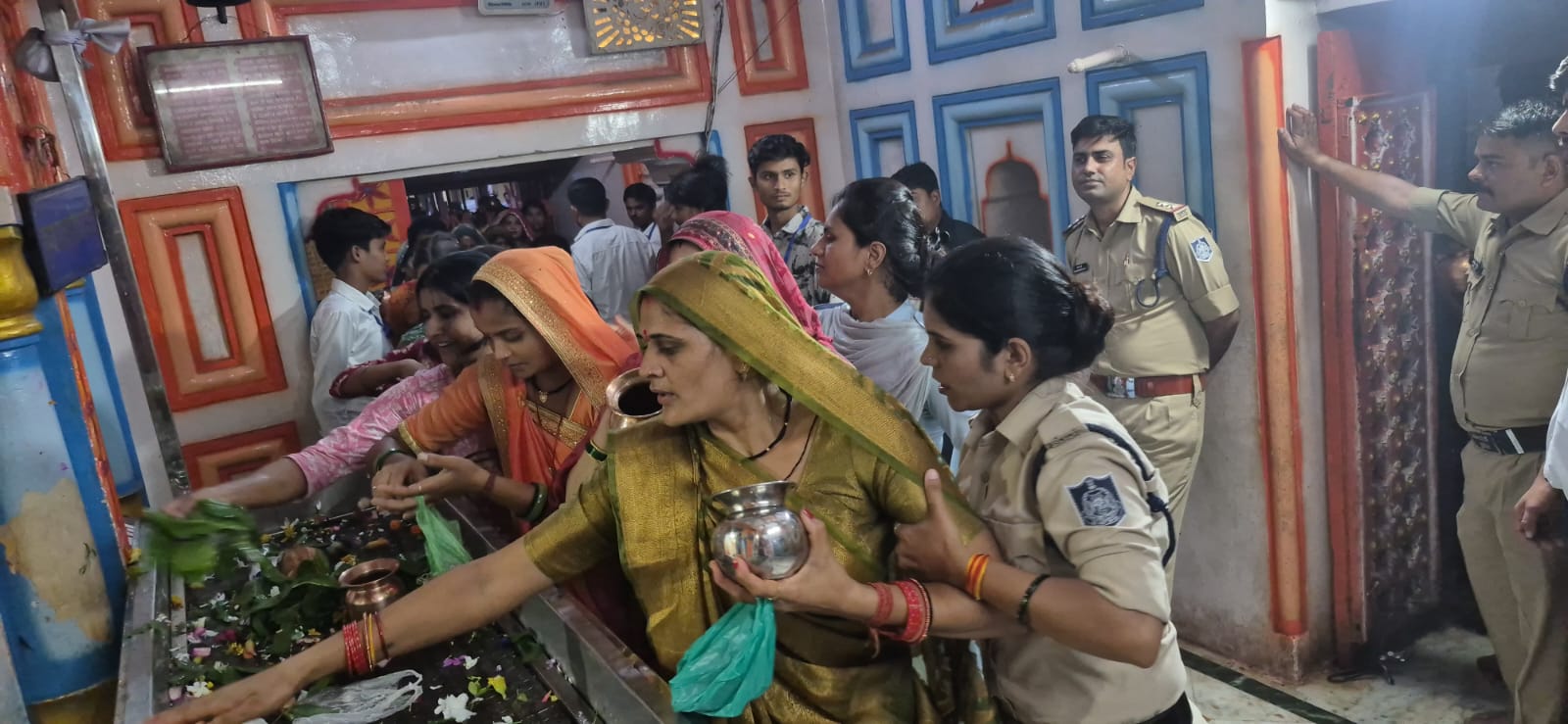 पहले सावन सोमवार पर उमड़ा आस्था का सैलाब, जागेश्वरनाथ धाम बांदकपुर में शिवभक्तों ने किया जलाभिषेक