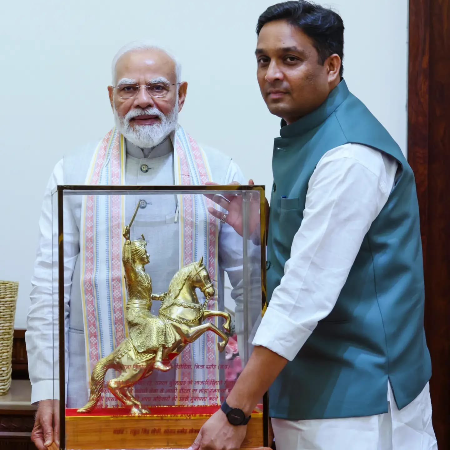दमोह/नई दिल्ली: देश के प्रधानमंत्री नरेंद्र मोदी से नई दिल्ली स्थित संसद भवन में हिंडोरिया सांसद दमोह राहुल सिंह महदेले लोधी परिवार के प्रतिनिधियों ने परिवार सहित आत्मीय एवं सौहार्दपूर्ण भेंट की। इस अवसर पर प्रधानमंत्री दमोह/नई दिल्ली: देश के प्रधानमंत्री नरेंद्र मोदी से नई दिल्ली स्थित संसद भवन में हिंडोरिया सांसद दमोह राहुल सिंह महदेले लोधी परिवार के प्रतिनिधियों ने परिवार सहित आत्मीय एवं सौहार्दपूर्ण भेंट की। इस अवसर पर प्रधानमंत्री