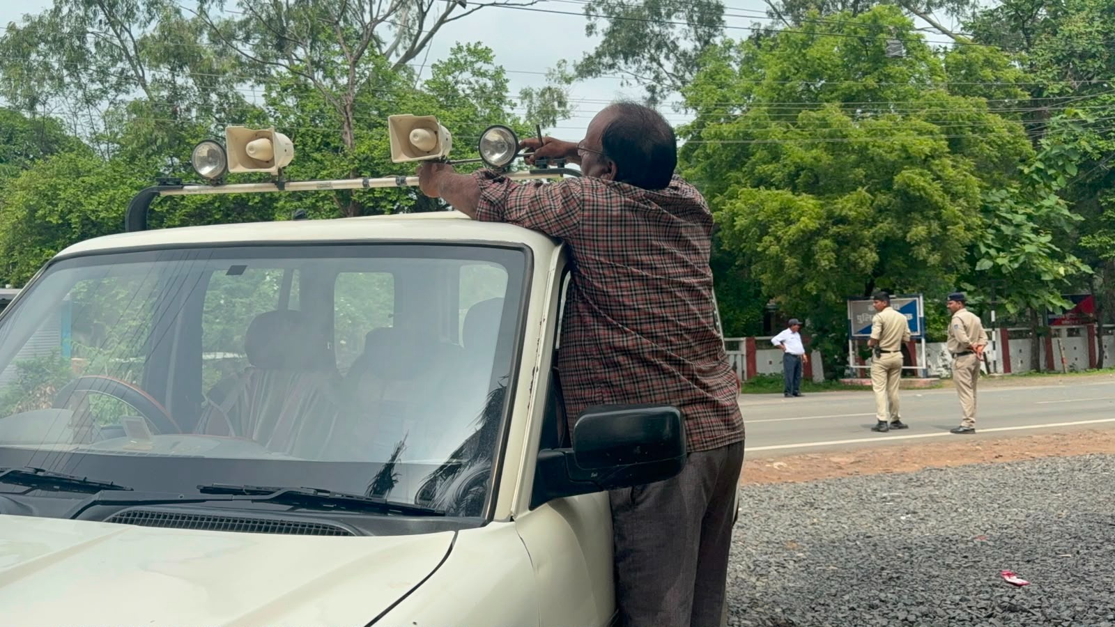 दमोह में विशेष वाहन चेकिंग अभियान: 36 वाहनों पर कार्रवाई, ₹27,200 का जुर्माना वसूला दमोह में विशेष वाहन चेकिंग अभियान: 36 वाहनों पर कार्रवाई, ₹27,200 का जुर्माना वसूला