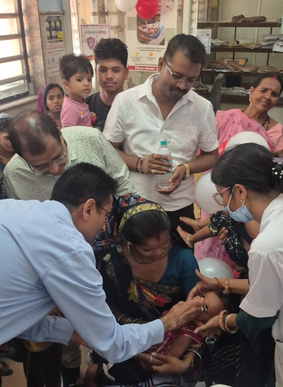 *दमोह में पल्स पोलियो अभियान शुरू, कलेक्टर, जपं अध्यक्ष, एसडीएम ने पिलाई बच्चों को दवा*   *जिला अस्पताल में ग्रीन प्लांट का निरीक्षण, सफाई कर्मियों के शोषण पर जताई नाराजगी, कार्यवाही के निर्देश...*   *नवभारत न्यूज*   *दमोह*। आज से शुरू हुए पल्स पोलियो कार्यक्रम में कलेक्टर प्रताप नारायण यादव शामिल हुए। उन्होंने 0 से 5 वर्ष तक के बच्चों को पोलियो की दवा पिलाकर अभियान का शुभारंभ किया। इस अवसर पर जनपद पंचायत अध्यक्ष प्रीति राजू कमल ठाकुर, सीएमएचओ डॉ. राकेश राय, एसडीएम सौरभ गंधर्व, तहसीलदार रघुनंदन चतुर्वेदी, सिविल सर्जन डॉ. प्रहलाद पटेल, टीकाकरण अधिकारी विक्रांत सिंह चौहान, डॉ. यशपाल, जिला जनसंपर्क अधिकारी वाए.ए.कुरैशी, श्रम विभाग अधिकारी आशा सिरश्याम सहित स्वास्थ्य विभाग की टीम मौजूद रही। कार्यक्रम के बाद कलेक्टर ने जिला अस्पताल परिसर में स्थापित पेड़-पौधों (ग्रीन प्लांट) का निरीक्षण किया। निरीक्षण के दौरान उन्होंने नर्स ऑफिसर बबीता, नेहा सहित स्टाफ के कार्य की सराहना की। इसके साथ ही कलेक्टर ने जिला अस्पताल के सफाई कर्मी और गार्डों से मुलाकात कर उनकी समस्याएं सुनीं। वेतन में हो रही कटौती पर नाराजगी जताते हुए उन्होंने कहा कि आपको 12000 रुपये मिलते हैं, लेकिन हाथ में 6000 रुपये मिल रहे हैं, यह गलत है। कलेक्टर ने संबंधित अधिकारियों को शोषण पर कार्रवाई के निर्देश दिए।
