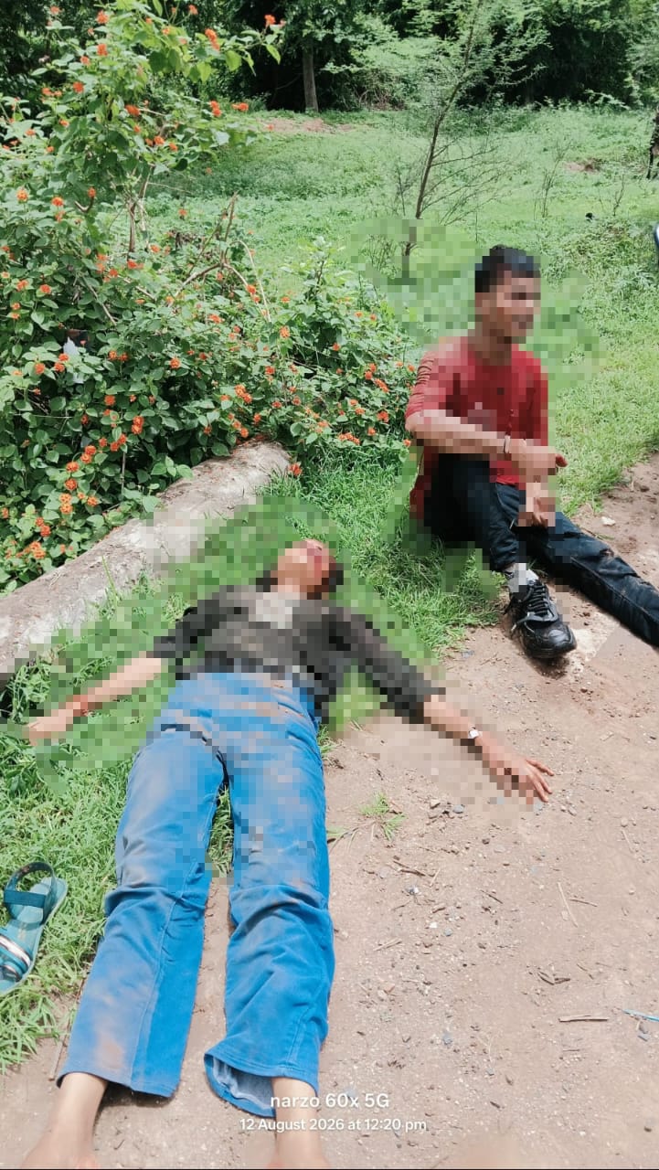 डायल-112 की तत्परता से सड़क दुर्घटना में गंभीर घायल भाई-बहन को समय पर पहुंचाया अस्पताल दमोह। थाना नोहटा क्षेत्र के ग्राम अमखेड़ा स्थित पुल के पास सड़क दुर्घटना की सूचना मिलते ही डायल-112 की टीम ने तत्परता दिखाते हुए गंभीर रूप से घायल सगे भाई-बहन को समय पर जिला अस्पताल दमोह पहुंचाया। दिनांक 12 अगस्त 2026 को दोपहर करीब 12:05 बजे राज्य स्तरीय पुलिस कंट्रोल रूम डायल-112 भोपाल में ग्राम अमखेड़ा पुल के पास सड़क दुर्घटना की सूचना प्राप्त हुई। सूचना मिलते ही दमोह डायल-112 कंट्रोल रूम में तैनात महिला आरक्षक अर्शी अंजुम ने तत्काल कार्रवाई करते हुए थाना नोहटा में तैनात एफआरवी-22 को घटनास्थल के लिए रवाना किया। एफआरवी-22 में तैनात आरक्षक क्रमांक 394 देशराज सिंह एवं पायलट बलराम यादव तत्काल मौके पर पहुंचे। यहां दोनों भाई-बहन गंभीर रूप से घायल अवस्था में मिले। प्राप्त जानकारी के अनुसार दोनों अभाना-बांदकपुर मार्ग पर अमखेड़ा पुल के पास बाइक से गिरकर दुर्घटनाग्रस्त हुए थे। डायल-112 टीम ने बिना समय गंवाए दोनों घायलों को वाहन से जिला अस्पताल दमोह पहुंचाया, जहां उनका उपचार शुरू कराया गया। पुलिस की त्वरित कार्रवाई से घायलों को दुर्घटना के बाद समय पर चिकित्सा सहायता मिल सकी। डायल-112 की तत्परता से सड़क दुर्घटना में गंभीर घायल भाई-बहन को समय पर पहुंचाया अस्पताल दमोह। थाना नोहटा क्षेत्र के ग्राम अमखेड़ा स्थित पुल के पास सड़क दुर्घटना की सूचना मिलते ही डायल-112 की टीम ने तत्परता दिखाते हुए गंभीर रूप से घायल सगे भाई-बहन को समय पर जिला अस्पताल दमोह पहुंचाया। दिनांक 12 अगस्त 2026 को दोपहर करीब 12:05 बजे राज्य स्तरीय पुलिस कंट्रोल रूम डायल-112 भोपाल में ग्राम अमखेड़ा पुल के पास सड़क दुर्घटना की सूचना प्राप्त हुई। सूचना मिलते ही दमोह डायल-112 कंट्रोल रूम में तैनात महिला आरक्षक अर्शी अंजुम ने तत्काल कार्रवाई करते हुए थाना नोहटा में तैनात एफआरवी-22 को घटनास्थल के लिए रवाना किया। एफआरवी-22 में तैनात आरक्षक क्रमांक 394 देशराज सिंह एवं पायलट बलराम यादव तत्काल मौके पर पहुंचे। यहां दोनों भाई-बहन गंभीर रूप से घायल अवस्था में मिले। प्राप्त जानकारी के अनुसार दोनों अभाना-बांदकपुर मार्ग पर अमखेड़ा पुल के पास बाइक से गिरकर दुर्घटनाग्रस्त हुए थे। डायल-112 टीम ने बिना समय गंवाए दोनों घायलों को वाहन से जिला अस्पताल दमोह पहुंचाया, जहां उनका उपचार शुरू कराया गया। पुलिस की त्वरित कार्रवाई से घायलों को दुर्घटना के बाद समय पर चिकित्सा सहायता मिल सकी।