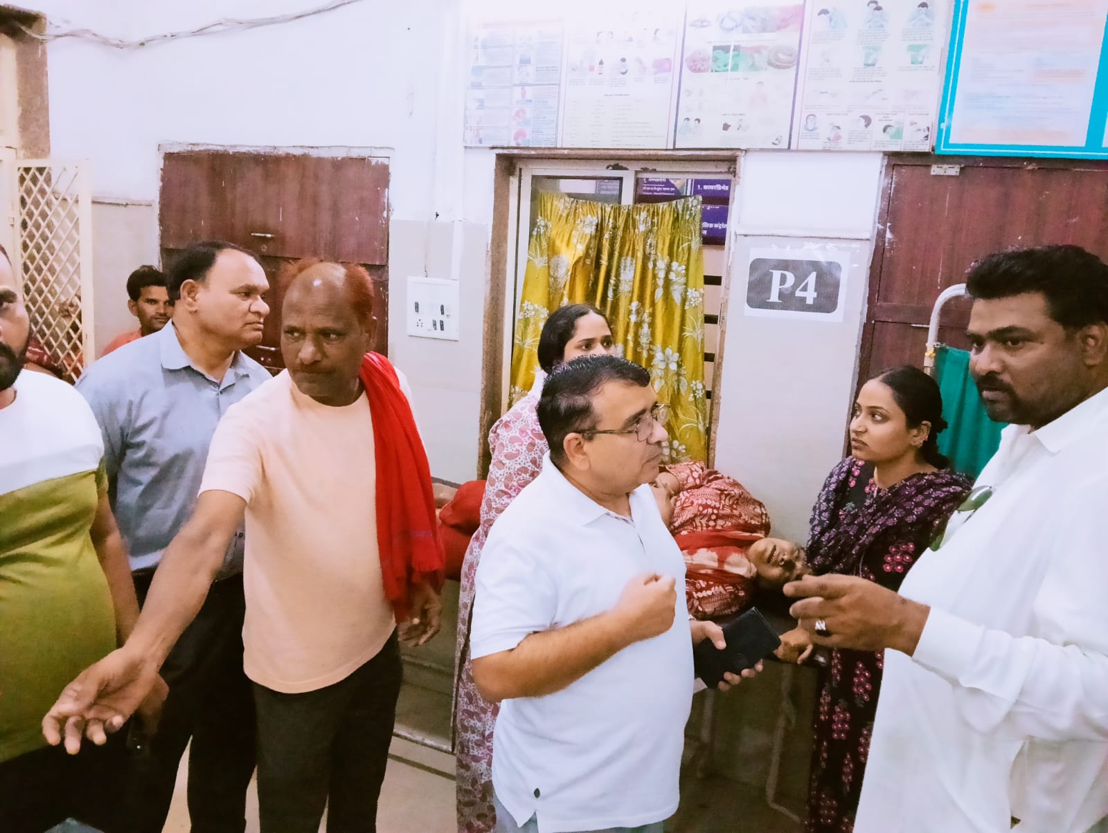 तेज रफ्तार ऑटो पलटा, चालक सहित चार महिलाएं घायल, जिला अस्पताल में भर्ती   दमोह-हिंडोरिया मार्ग पर आमखेड़ा के पास एक तेज रफ्तार ऑटो अनियंत्रित होकर पलट गया। हादसे में ऑटो चालक