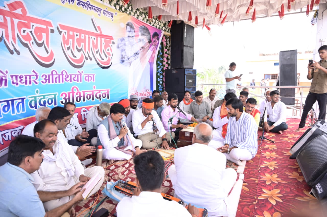 गौरव पटेल ने जन्मदिवस समारोह के वायरल वीडियो पर दी सफाई, कहा—वीडियो को संदर्भ से अलग कर पेश किया गया बंडा की घटना से जोड़कर चर्चा में आए लोकगीत पर गौरव पटेल और गायक महिपाल सिंह ठाकुर ने रखा अपना पक्ष दमोह। जिला पंचायत अध्यक्ष प्रतिनिधि गजेन्द्र सिंह उर्फ गौरव पटेल के जन्मदिवस पर शनिवार को कक्कू मैरिज गार्डन, खौजाखेड़ी, पथरिया रोड, सेमरा तिगड्डा में मिलन समारोह आयोजित किया गया। कार्यक्रम में क्षेत्र के गणमान्य नागरिकों, शुभचिंतकों और मित्रों ने पहुंचकर उन्हें जन्मदिवस की शुभकामनाएं दीं। समारोह के दौरान लोकगीत कलाकार महिपाल सिंह ठाकुर द्वारा लोगों की फरमाइश पर प्रस्तुत किए गए एक गीत का वीडियो सोशल मीडिया पर वायरल हुआ। वीडियो को बंडा क्षेत्र की जहरीली शराब की घटना से जोड़कर सोशल मीडिया पर विभिन्न चर्चाएं होने के बाद गौरव पटेल ने मीडिया और सोशल मीडिया के माध्यम से अपना स्पष्टीकरण जारी किया है। वीडियो को लेकर गौरव पटेल ने क्या कहा? गौरव पटेल ने कहा कि वायरल वीडियो को लेकर फेसबुक, सोशल मीडिया और कुछ यूट्यूब चैनलों पर उनके संबंध में गलत और भ्रामक बातें प्रसारित की जा रही हैं। उनका आरोप है कि वीडियो को संदर्भ से अलग तरीके से प्रस्तुत कर उनके बारे में गलत धारणा बनाने का प्रयास किया जा रहा है। उन्होंने कहा कि उनके जन्मदिवस पर क्षेत्र में अलग-अलग स्थानों पर वृक्षारोपण, सुंदरकांड, देव दर्शन और पथरिया की रसोई में जरूरतमंद लोगों को भोजन वितरण सहित कई कार्यक्रम आयोजित किए गए थे। इसी क्रम में क्षेत्र के लोगों द्वारा बुंदेली लोकगीत और सैरो नृत्य का कार्यक्रम भी पथरिया के पास स्थित गार्डन में रखा गया था। गौरव पटेल के मुताबिक, वे जन्मदिवस के विभिन्न कार्यक्रमों में कुछ समय के लिए उपस्थित रहे, लेकिन वायरल वीडियो में जिस समय गायक गीत प्रस्तुत कर रहे थे, उस समय वे वहां मौजूद नहीं थे। उन्होंने बताया कि उन्होंने उक्त वीडियो अगले दिन देखा। गौरव पटेल ने बंडा की घटना पर चिंता व्यक्त करते हुए मृतकों के प्रति संवेदना और श्रद्धांजलि व्यक्त की। उन्होंने कहा कि वायरल वीडियो को बंडा की घटना से जोड़कर उनके खिलाफ भ्रामक बातें प्रसारित की जा रही हैं। उन्होंने यह भी कहा कि यदि गलत तथ्यों के आधार पर उनकी छवि को नुकसान पहुंचाने का प्रयास किया गया तो वे न्यायालय की शरण ले सकते हैं। गायक महिपाल सिंह ठाकुर ने भी दी सफाई वायरल वीडियो को लेकर लोकगीत कलाकार महिपाल सिंह ठाकुर ने भी अपना पक्ष सामने रखा है। उन्होंने बताया कि जन्मदिवस समारोह के दौरान लोगों की फरमाइश पर उन्होंने गीत प्रस्तुत किया था। महिपाल सिंह ठाकुर ने कहा कि गीत प्रस्तुत करने का उद्देश्य किसी व्यक्ति अथवा किसी की भावनाओं को ठेस पहुंचाना नहीं था। उनके अनुसार, गीत के माध्यम से लोगों को शराब और नशे से दूर रहने का संदेश देने का प्रयास किया गया था। उन्होंने बंडा की घटना पर चिंता व्यक्त करते हुए मृतकों के प्रति श्रद्धांजलि भी व्यक्त की। साथ ही कहा कि उनके गीत या प्रस्तुति के तरीके से यदि किसी व्यक्ति की भावनाएं आहत हुई हैं तो वे इसके लिए माफी मांगते हैं। वायरल वीडियो के बाद दोनों पक्षों ने रखा अपना पक्ष जन्मदिवस समारोह के वीडियो के वायरल होने के बाद सोशल मीडिया पर अलग-अलग प्रतिक्रियाएं सामने आईं। एक ओर वीडियो को बंडा की घटना के संदर्भ में देखा गया, वहीं गौरव पटेल और गायक महिपाल सिंह ठाकुर ने अपने-अपने स्पष्टीकरण में इसे अलग संदर्भ में प्रस्तुत किए जाने की बात कही है। फिलहाल इस पूरे मामले में गौरव पटेल और गायक महिपाल सिंह ठाकुर दोनों का पक्ष सार्वजनिक रूप से सामने आ चुका है। वीडियो को लेकर सोशल मीडिया पर चल रही चर्चाओं के बीच वास्तविक संदर्भ और प्रस्तुतिकरण को लेकर दोनों ने अपनी स्थिति स्पष्ट की है। गौरव पटेल ने जन्मदिवस समारोह के वायरल वीडियो पर दी सफाई, कहा—वीडियो को संदर्भ से अलग कर पेश किया गया बंडा की घटना से जोड़कर चर्चा में आए लोकगीत पर गौरव पटेल और गायक महिपाल सिंह ठाकुर ने रखा अपना पक्ष दमोह। जिला पंचायत अध्यक्ष प्रतिनिधि गजेन्द्र सिंह उर्फ गौरव पटेल के जन्मदिवस पर शनिवार को कक्कू मैरिज गार्डन, खौजाखेड़ी, पथरिया रोड, सेमरा तिगड्डा में मिलन समारोह आयोजित किया गया। कार्यक्रम में क्षेत्र के गणमान्य नागरिकों, शुभचिंतकों और मित्रों ने पहुंचकर उन्हें जन्मदिवस की शुभकामनाएं दीं। समारोह के दौरान लोकगीत कलाकार महिपाल सिंह ठाकुर द्वारा लोगों की फरमाइश पर प्रस्तुत किए गए एक गीत का वीडियो सोशल मीडिया पर वायरल हुआ। वीडियो को बंडा क्षेत्र की जहरीली शराब की घटना से जोड़कर सोशल मीडिया पर विभिन्न चर्चाएं होने के बाद गौरव पटेल ने मीडिया और सोशल मीडिया के माध्यम से अपना स्पष्टीकरण जारी किया है। वीडियो को लेकर गौरव पटेल ने क्या कहा? गौरव पटेल ने कहा कि वायरल वीडियो को लेकर फेसबुक, सोशल मीडिया और कुछ यूट्यूब चैनलों पर उनके संबंध में गलत और भ्रामक बातें प्रसारित की जा रही हैं। उनका आरोप है कि वीडियो को संदर्भ से अलग तरीके से प्रस्तुत कर उनके बारे में गलत धारणा बनाने का प्रयास किया जा रहा है। उन्होंने कहा कि उनके जन्मदिवस पर क्षेत्र में अलग-अलग स्थानों पर वृक्षारोपण, सुंदरकांड, देव दर्शन और पथरिया की रसोई में जरूरतमंद लोगों को भोजन वितरण सहित कई कार्यक्रम आयोजित किए गए थे। इसी क्रम में क्षेत्र के लोगों द्वारा बुंदेली लोकगीत और सैरो नृत्य का कार्यक्रम भी पथरिया के पास स्थित गार्डन में रखा गया था। गौरव पटेल के मुताबिक, वे जन्मदिवस के विभिन्न कार्यक्रमों में कुछ समय के लिए उपस्थित रहे, लेकिन वायरल वीडियो में जिस समय गायक गीत प्रस्तुत कर रहे थे, उस समय वे वहां मौजूद नहीं थे। उन्होंने बताया कि उन्होंने उक्त वीडियो अगले दिन देखा। गौरव पटेल ने बंडा की घटना पर चिंता व्यक्त करते हुए मृतकों के प्रति संवेदना और श्रद्धांजलि व्यक्त की। उन्होंने कहा कि वायरल वीडियो को बंडा की घटना से जोड़कर उनके खिलाफ भ्रामक बातें प्रसारित की जा रही हैं। उन्होंने यह भी कहा कि यदि गलत तथ्यों के आधार पर उनकी छवि को नुकसान पहुंचाने का प्रयास किया गया तो वे न्यायालय की शरण ले सकते हैं। गायक महिपाल सिंह ठाकुर ने भी दी सफाई वायरल वीडियो को लेकर लोकगीत कलाकार महिपाल सिंह ठाकुर ने भी अपना पक्ष सामने रखा है। उन्होंने बताया कि जन्मदिवस समारोह के दौरान लोगों की फरमाइश पर उन्होंने गीत प्रस्तुत किया था। महिपाल सिंह ठाकुर ने कहा कि गीत प्रस्तुत करने का उद्देश्य किसी व्यक्ति अथवा किसी की भावनाओं को ठेस पहुंचाना नहीं था। उनके अनुसार, गीत के माध्यम से लोगों को शराब और नशे से दूर रहने का संदेश देने का प्रयास किया गया था। उन्होंने बंडा की घटना पर चिंता व्यक्त करते हुए मृतकों के प्रति श्रद्धांजलि भी व्यक्त की। साथ ही कहा कि उनके गीत या प्रस्तुति के तरीके से यदि किसी व्यक्ति की भावनाएं आहत हुई हैं तो वे इसके लिए माफी मांगते हैं। वायरल वीडियो के बाद दोनों पक्षों ने रखा अपना पक्ष जन्मदिवस समारोह के वीडियो के वायरल होने के बाद सोशल मीडिया पर अलग-अलग प्रतिक्रियाएं सामने आईं। एक ओर वीडियो को बंडा की घटना के संदर्भ में देखा गया, वहीं गौरव पटेल और गायक महिपाल सिंह ठाकुर ने अपने-अपने स्पष्टीकरण में इसे अलग संदर्भ में प्रस्तुत किए जाने की बात कही है। फिलहाल इस पूरे मामले में गौरव पटेल और गायक महिपाल सिंह ठाकुर दोनों का पक्ष सार्वजनिक रूप से सामने आ चुका है। वीडियो को लेकर सोशल मीडिया पर चल रही चर्चाओं के बीच वास्तविक संदर्भ और प्रस्तुतिकरण को लेकर दोनों ने अपनी स्थिति स्पष्ट की है।